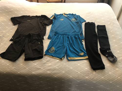 Tenues de football 8 ans FCP Portugal et KIPSTA legging chaud et chaussettes