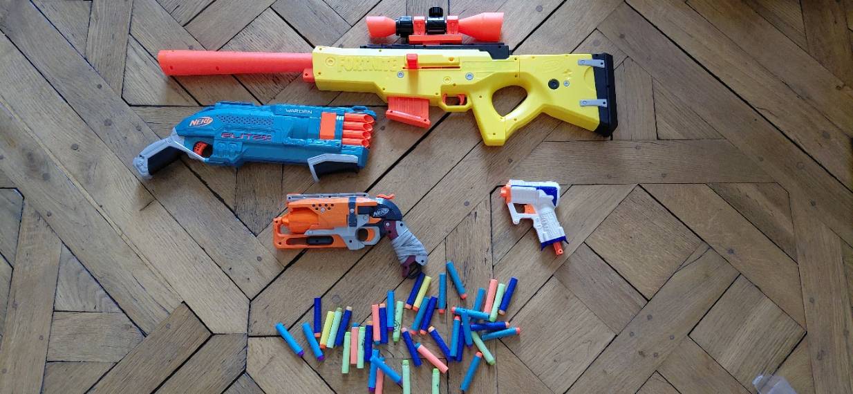 Vends lot Nerf : 3 pistolets, 1 fusil Fortnite et 40 munitions
