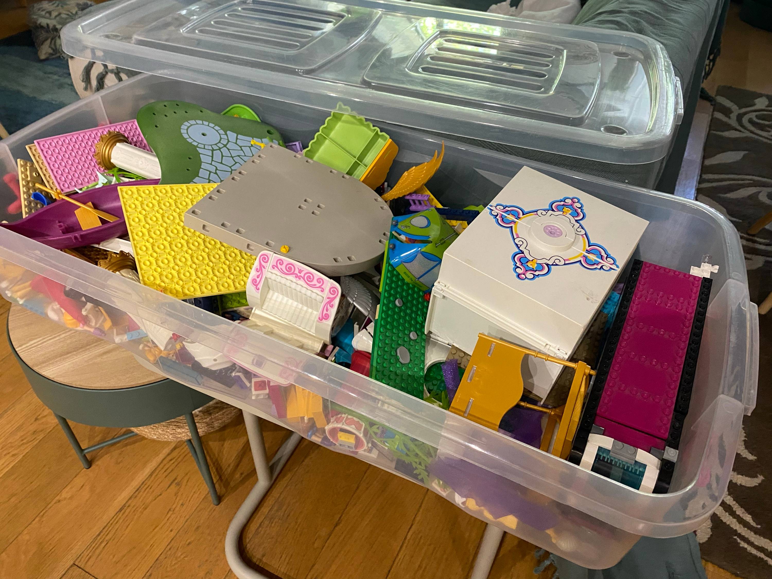Vends caisse de legos/Playmobil filles