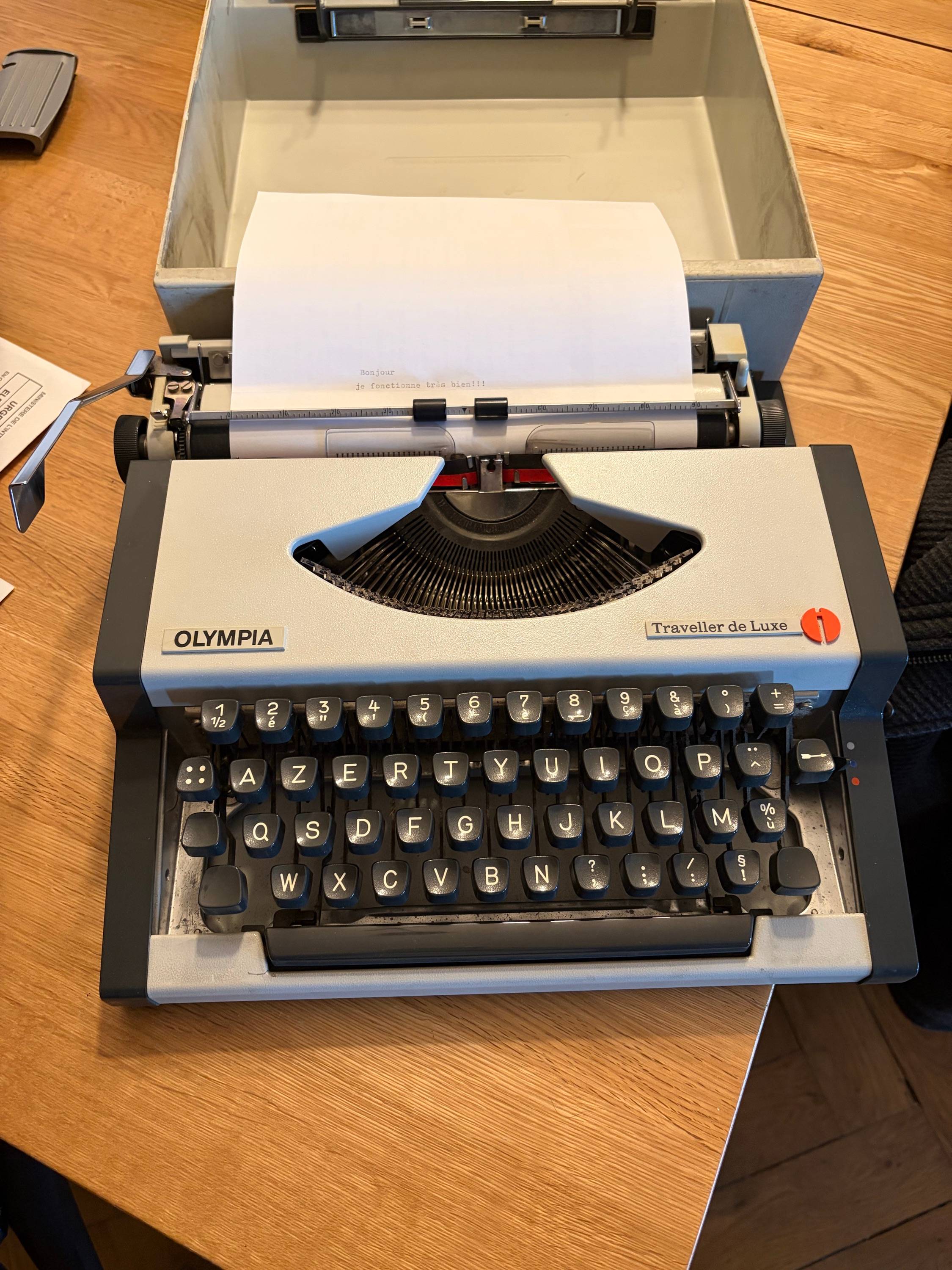 Vends machine à écrire vintage Olympia Traveller de luxe et sa mallette en très bon état