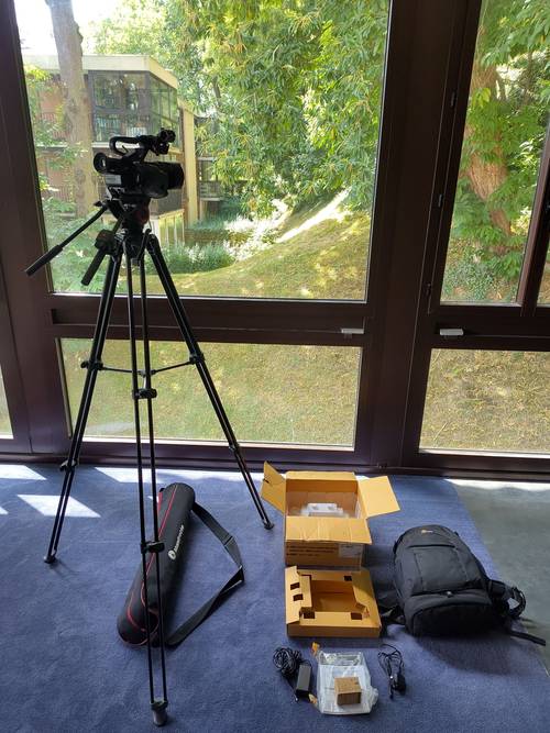 Vends kit complet caméra pro JVC GY-HM200 complet + pied Manfrotto + sac + clé 4G