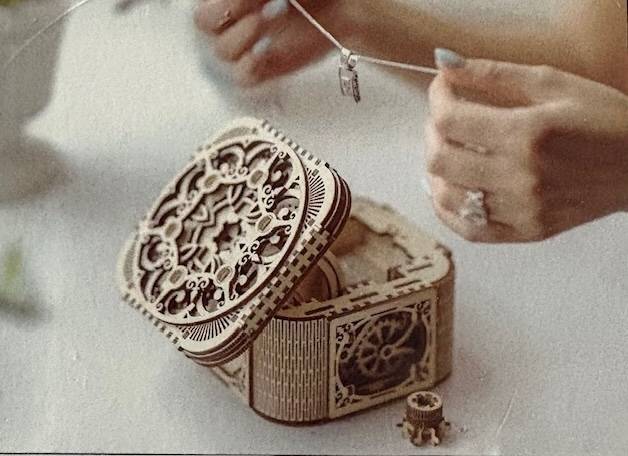 Vends jolie maquette en contreplaqué : boîte à bijoux