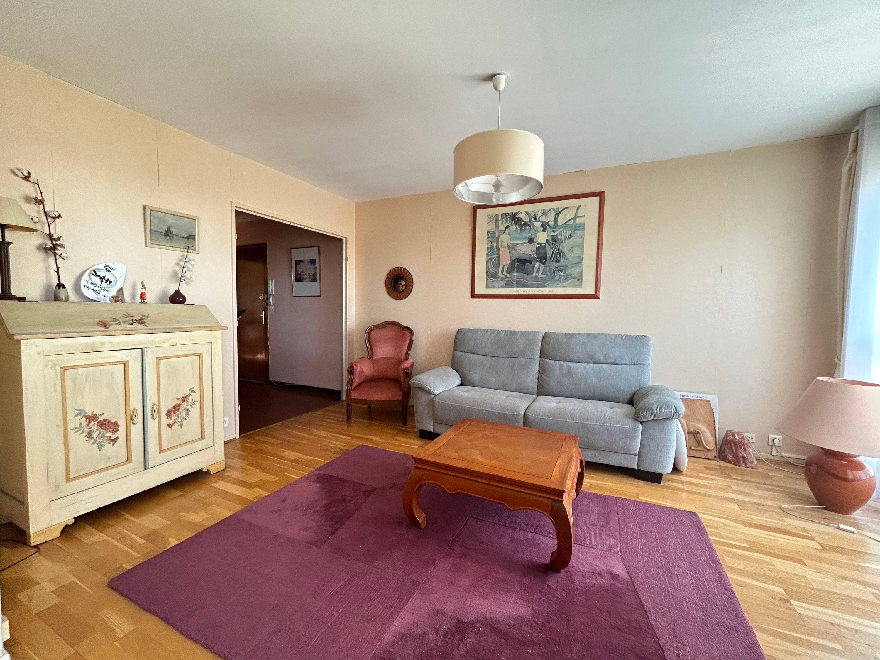 Appartement T4 en dernier étage avec parking privé et cave