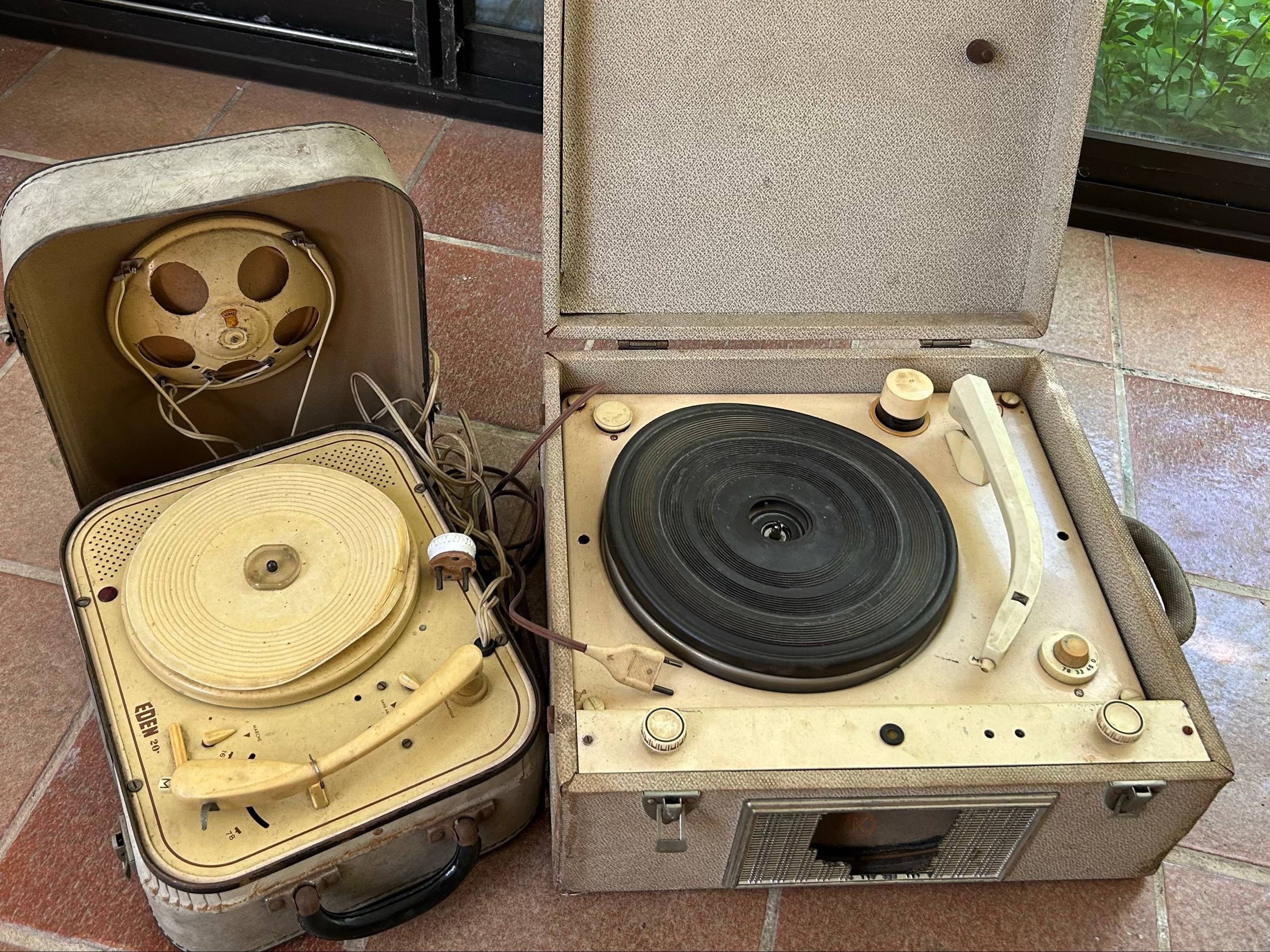 Vends deux tourne-disques années 50 pour collectionneur
