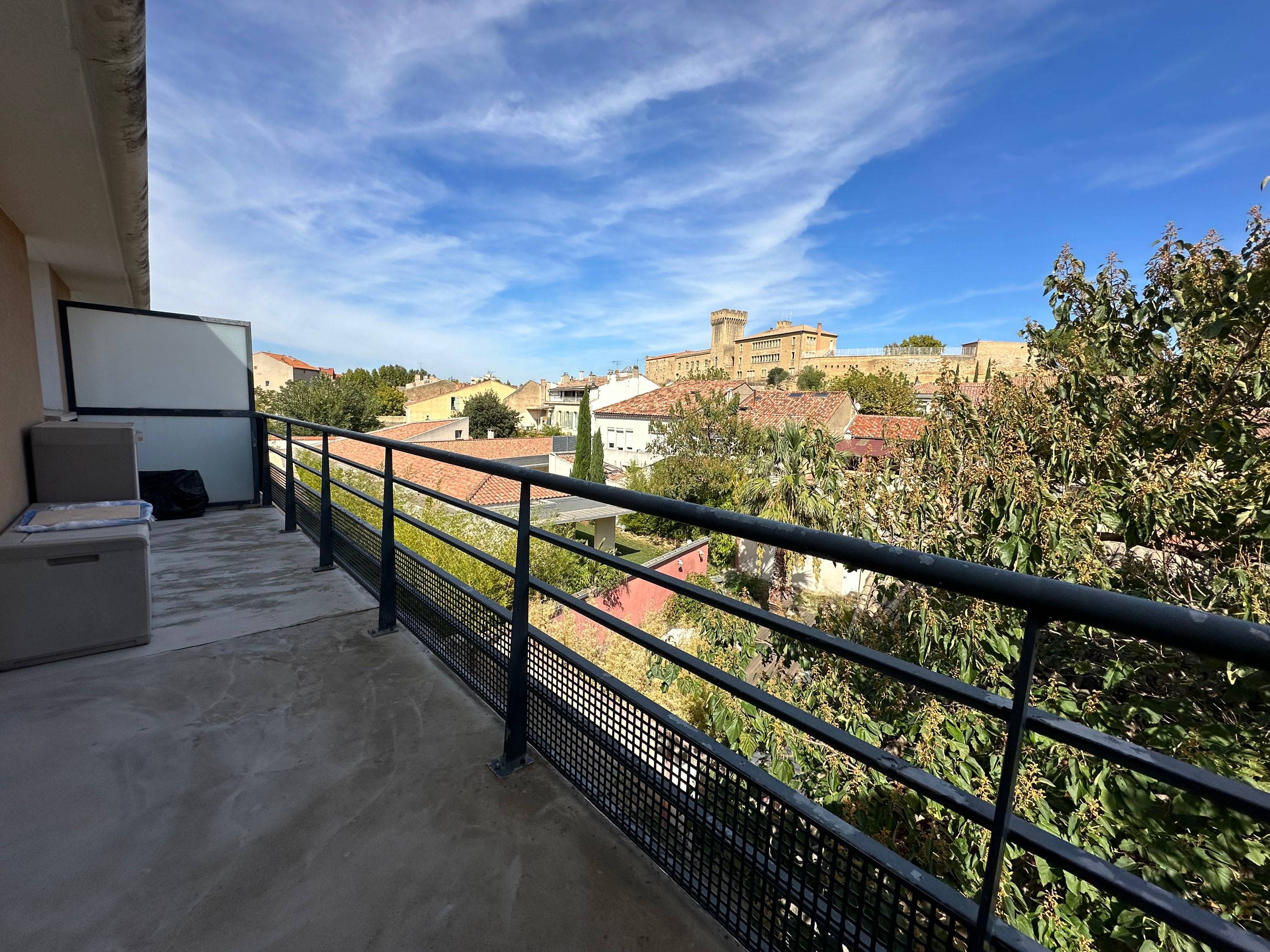 3ème et DERNIER ÉTAGE. Ascenseur. Grand balcon. Piscine privée, Parking, Centre-ville