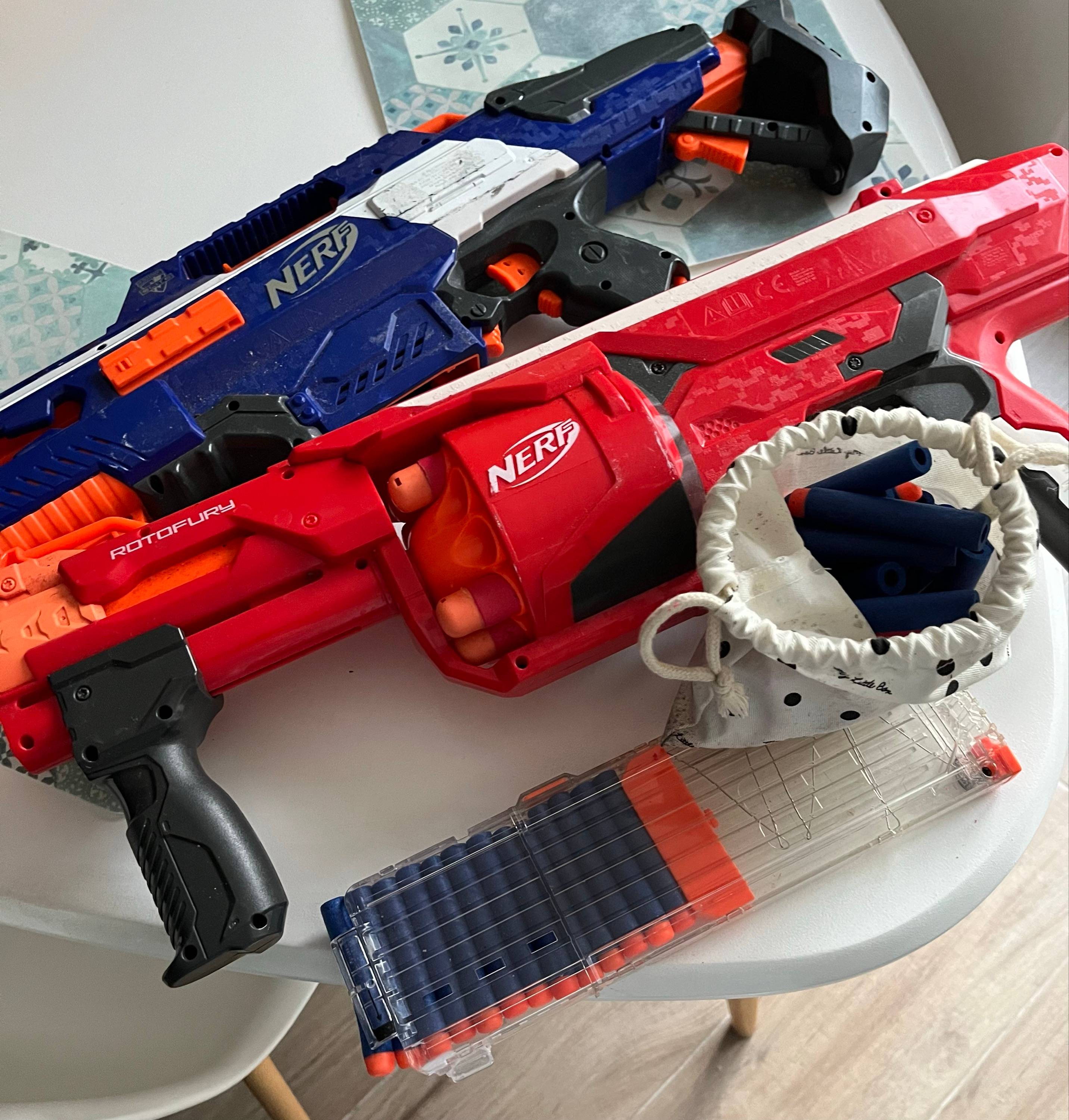 2 pistolets NERF