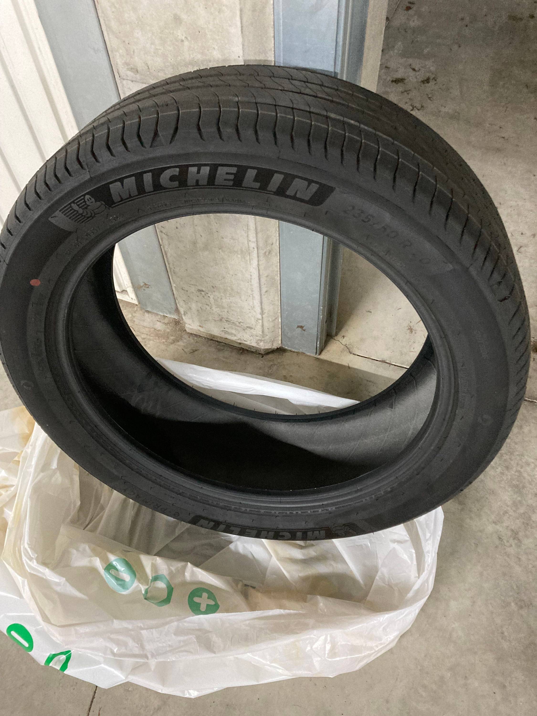 A VENDRE 4 PNEUS MICHELIN NEUFS