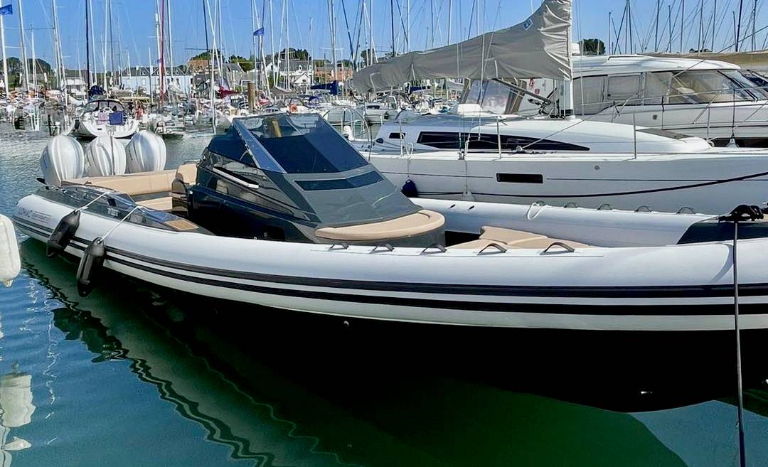 Vends LOMAC GT 12.0 – 2023 Semi-rigide premium de 12,50m – Triple Yamaha 300 CV – 80 heures