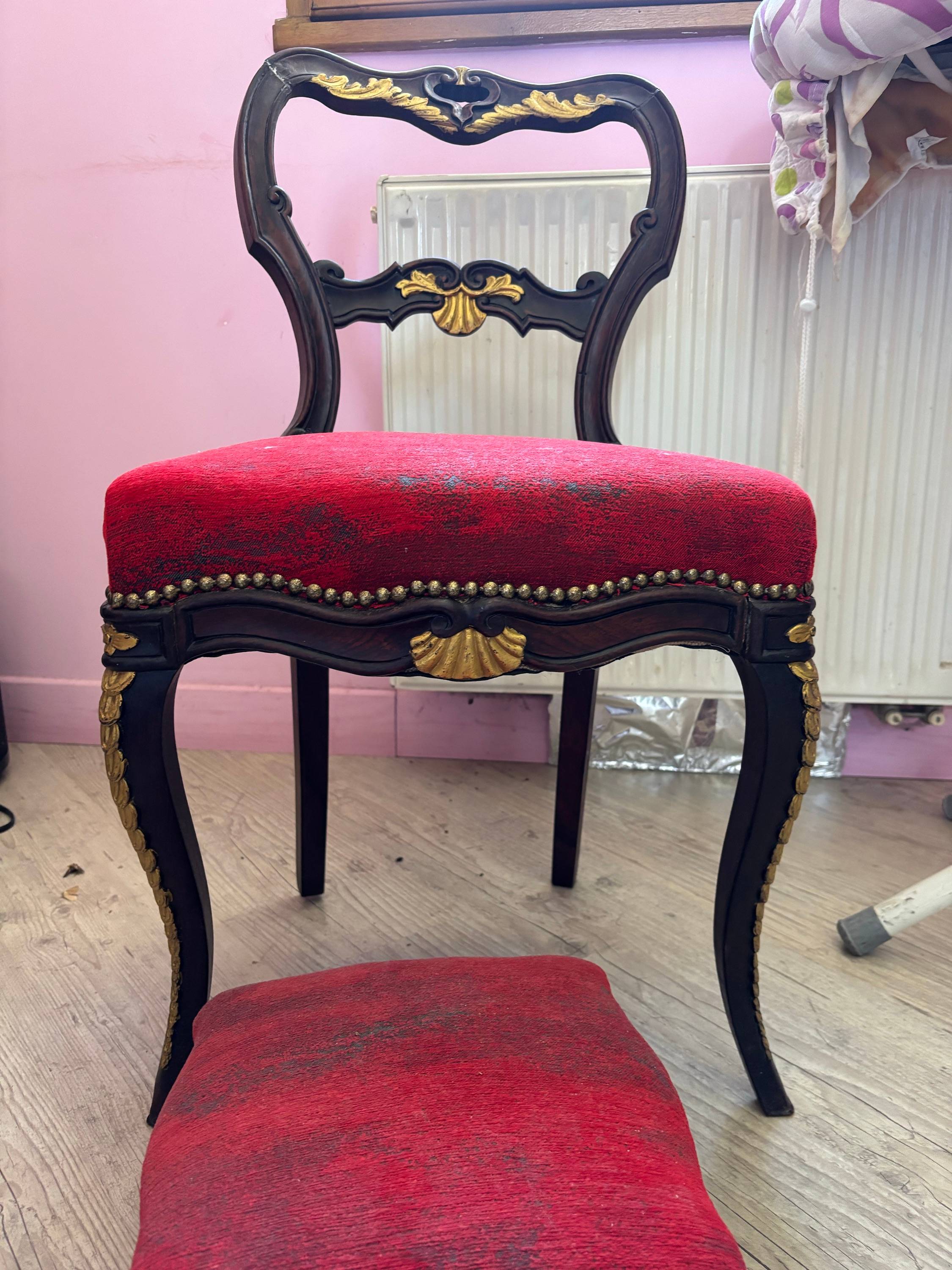 Vends ensemble chaise et repose pieds Napoléon 3 en excellent état, assise refait à neuf