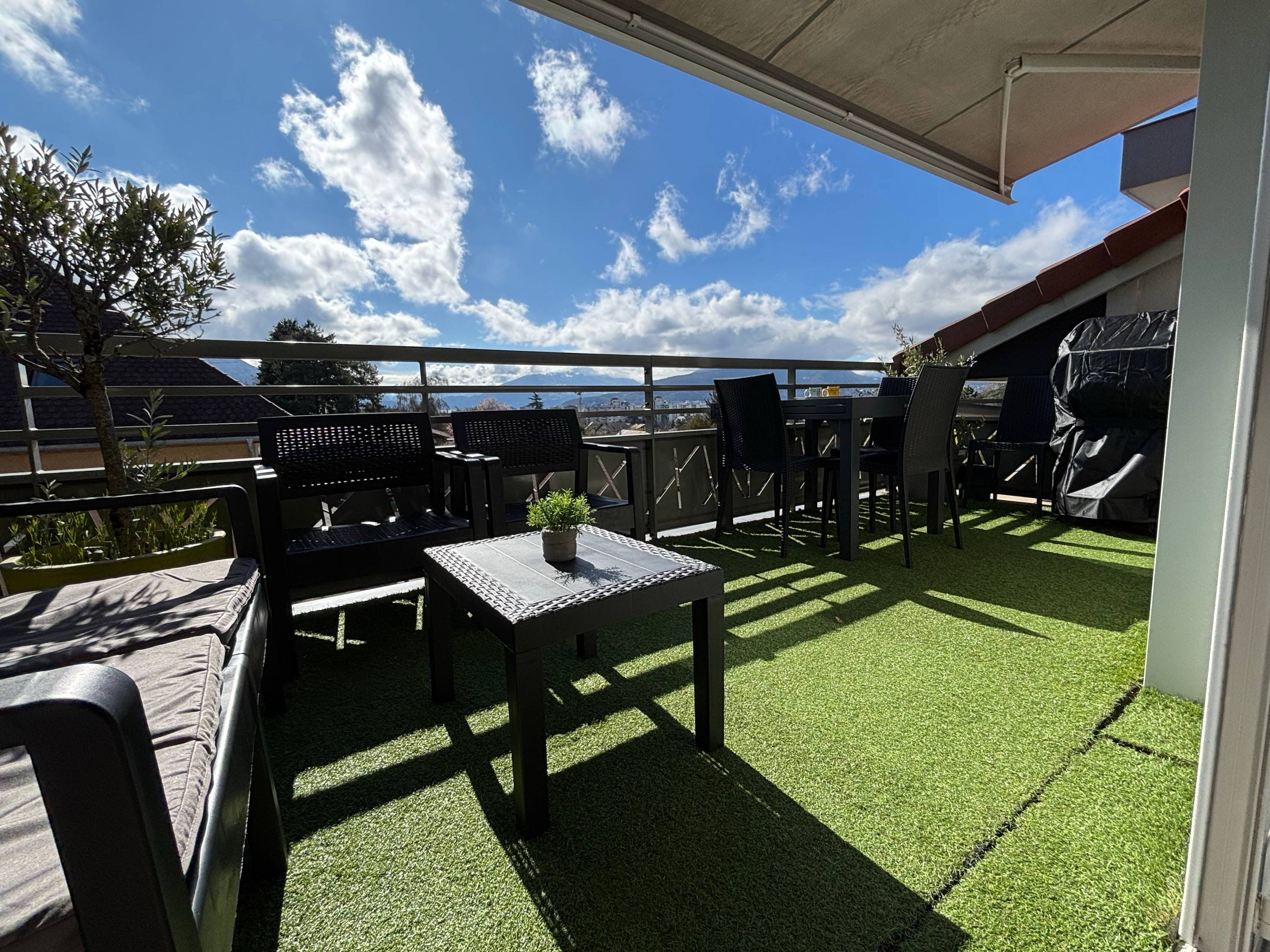 Loue grand T3 de 80m² de standing lumineux en attique avec terrasse vue Annecy / proche lac · 4 couchages