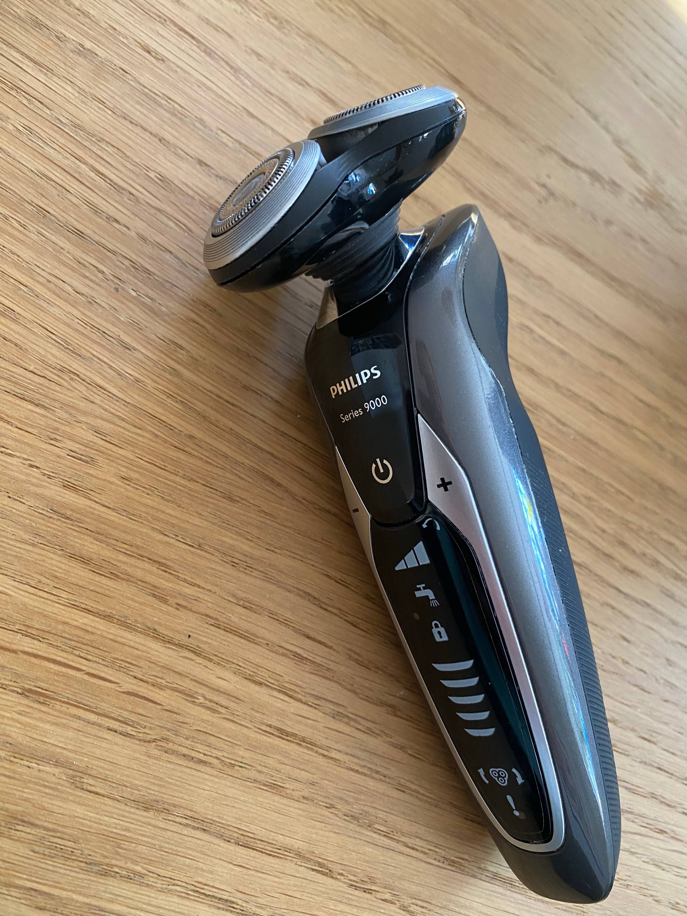 Vends rasoir Philips série 9000 avec équipement complet