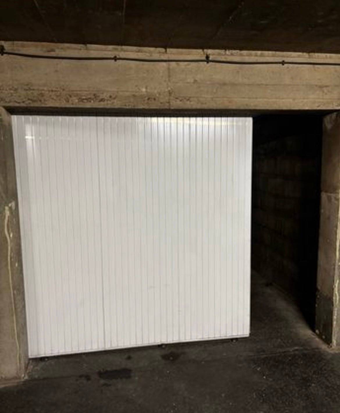 Vends box fermé sécurisé 13m² Lakanal