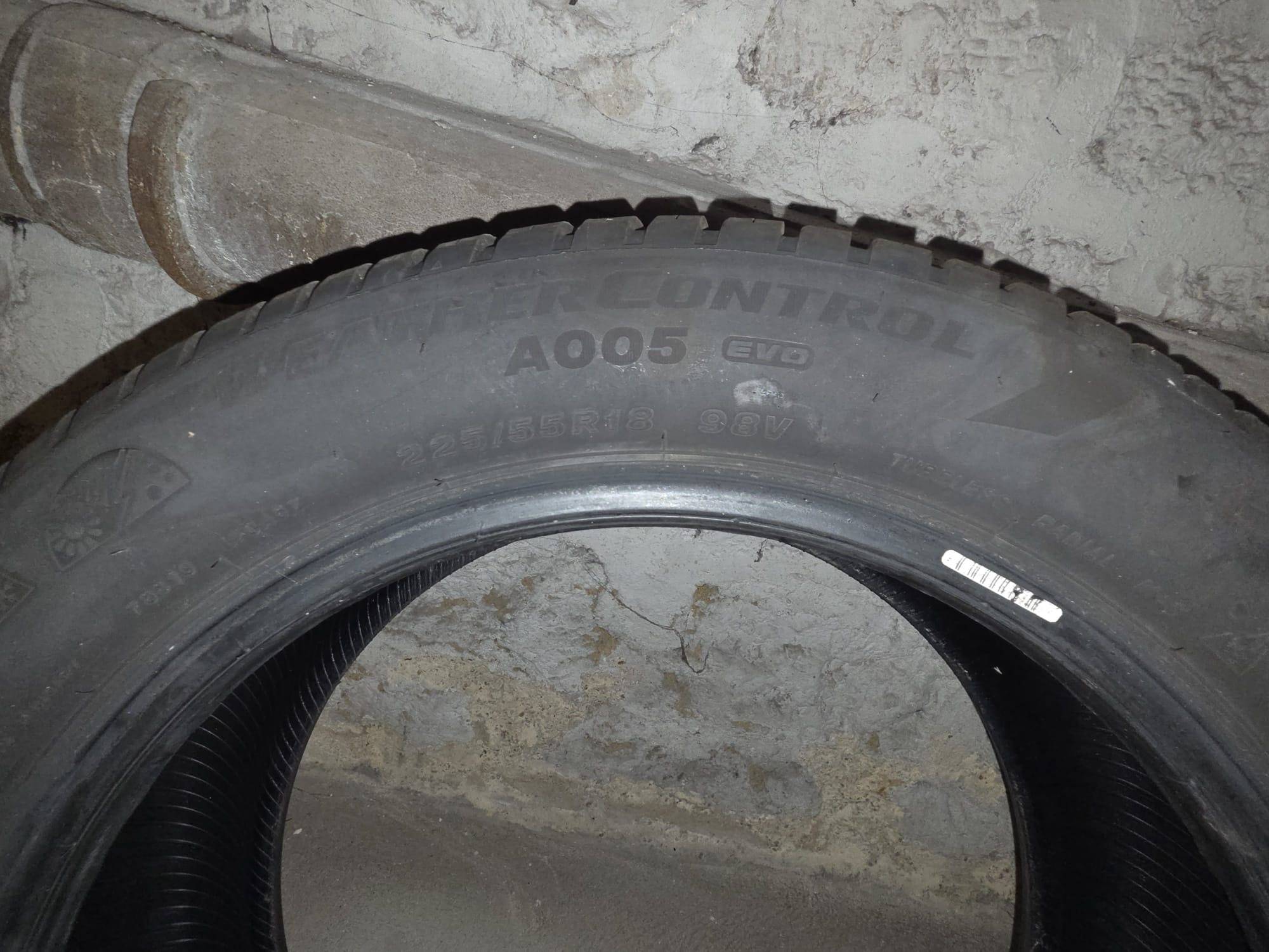 Vends paire de pneus Bridgestone en parfait état, 225-55 R18