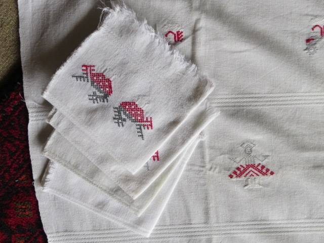 Vends nappe brodée main neuve
