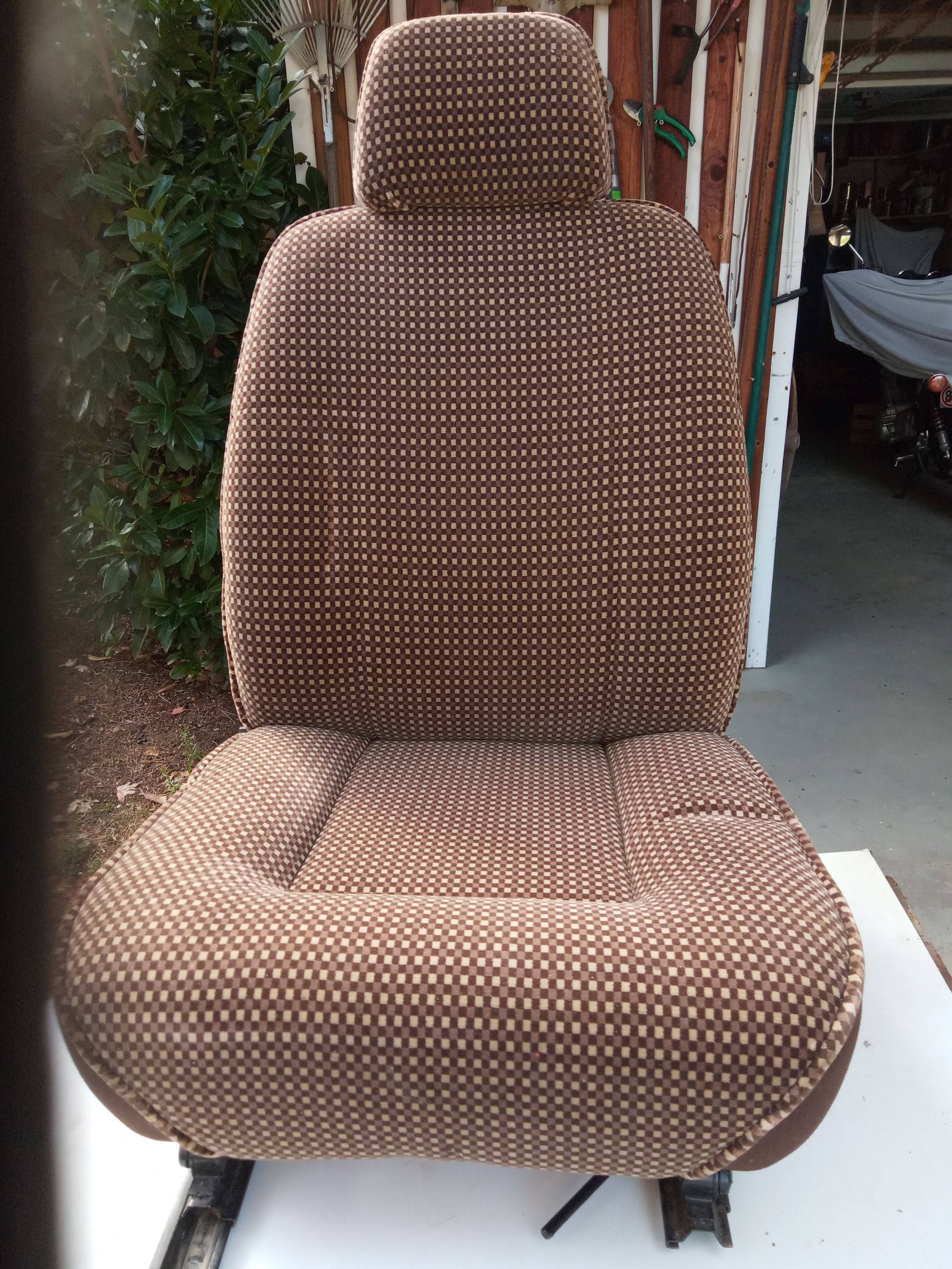 Vends 2 sièges avant pour Fiat Spider. Etat neuf