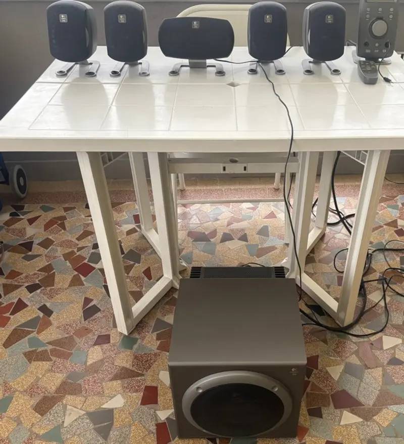 Vends système audio haut-parleurs JBL Logitech Z680 enceintes baffes