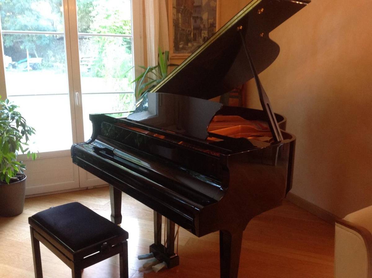 Piano quart de queue noir laqué