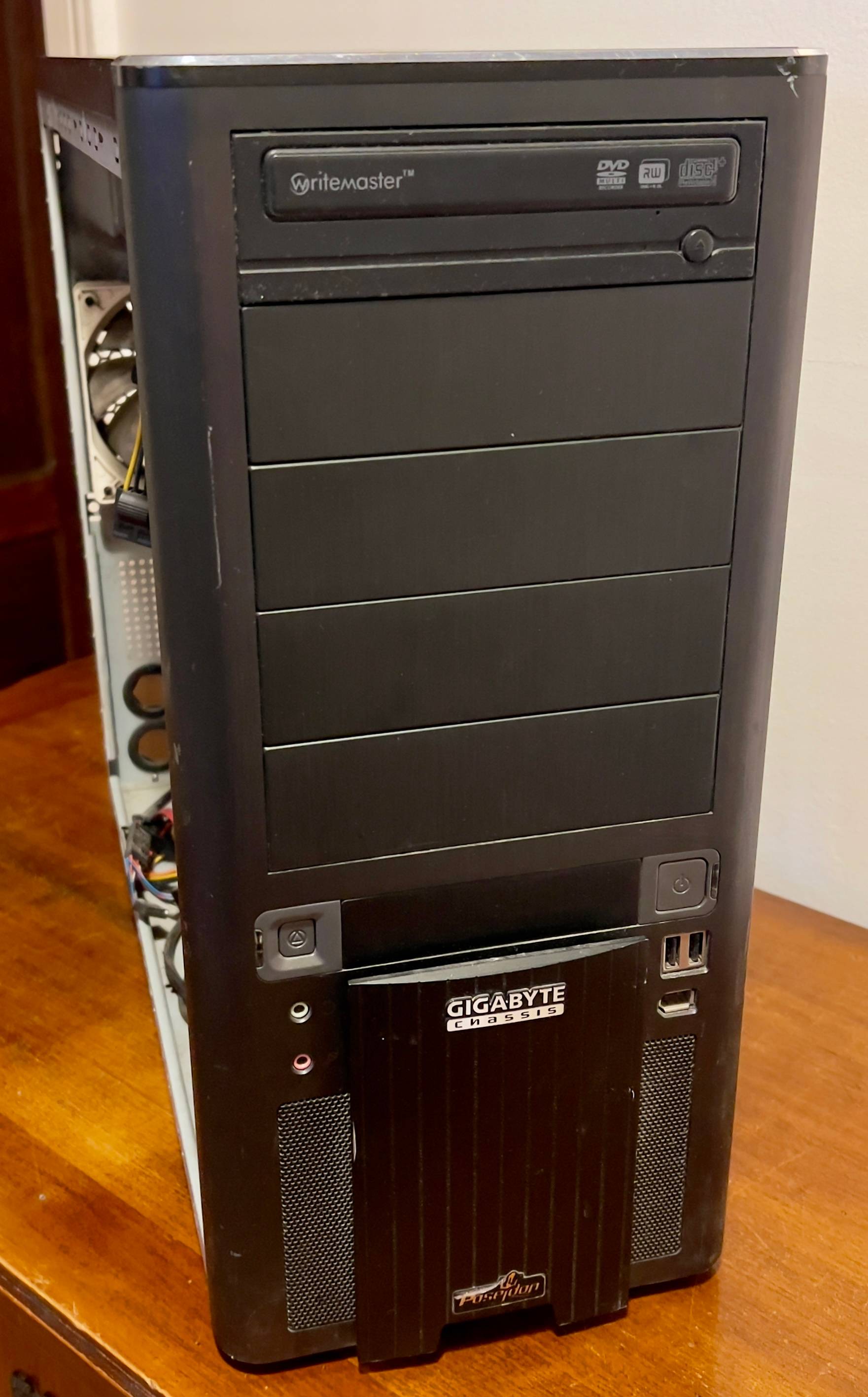 Vends tour PC Gigabyte Poseidon + carte mère Asus P5B