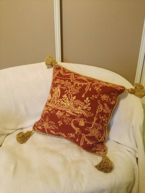 Coussin carré Tapisserie rouge bordeaux avec 4 pompons