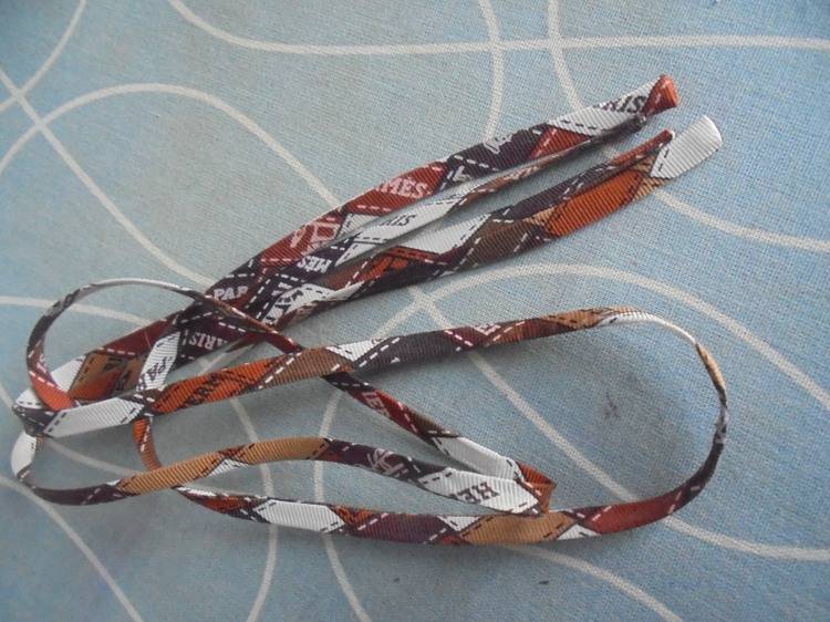 Liens lacets en soie Hermès, Bolduc au carré /JC Dumas