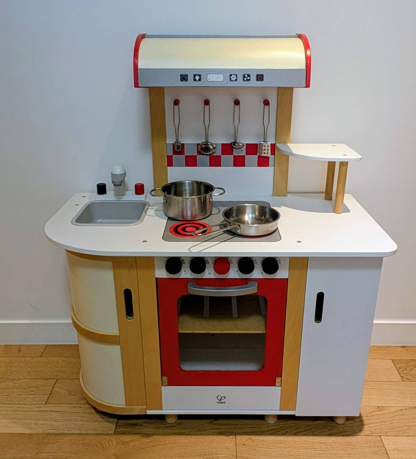 Hape Cuisine multifonctions tout en bois, pour enfans avec batterie de cuisine