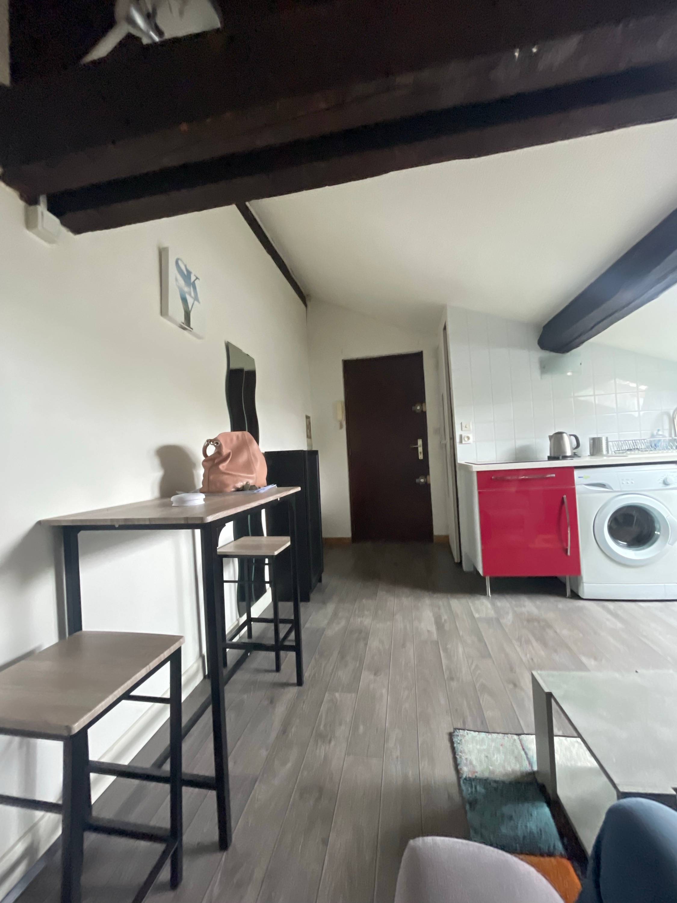 Appartement meublé mansardé avec chambre séparée – Villeurbanne Grandclément – 595 € CC