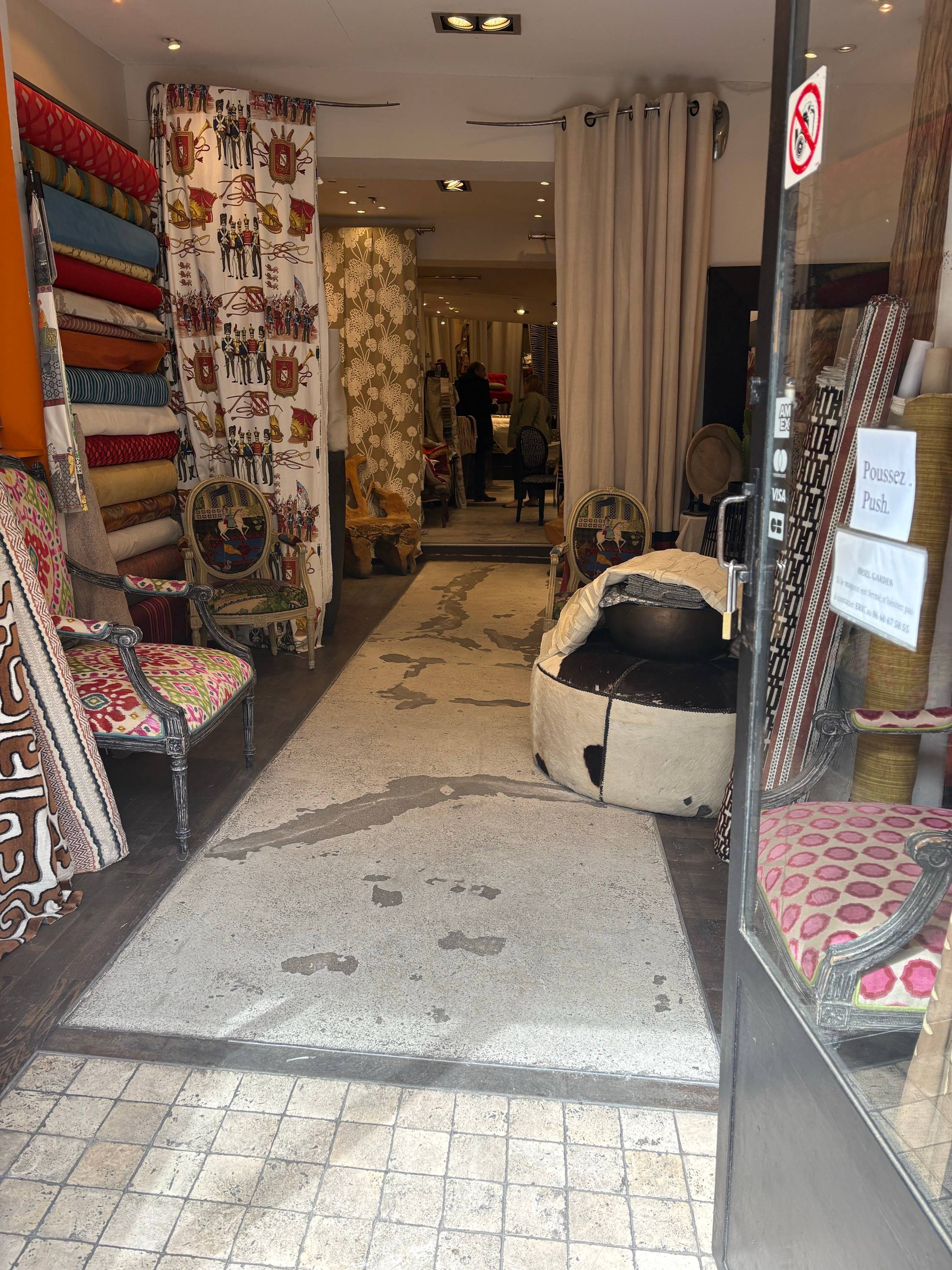 Vends rideaux, tapisserie, tapisserie murale et stores bateaux
