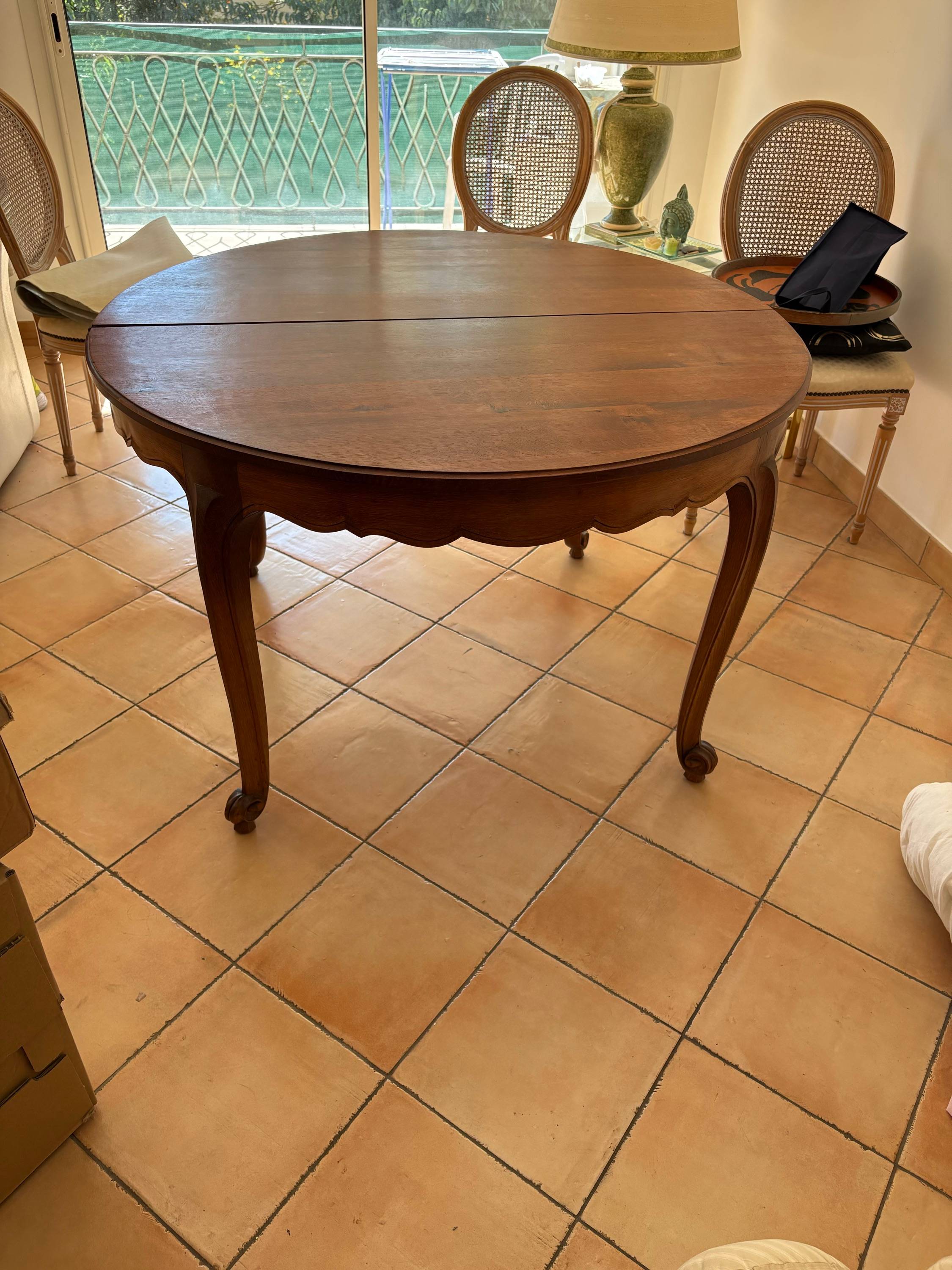Vends table ronde, enchaîne avec trois rallonges
