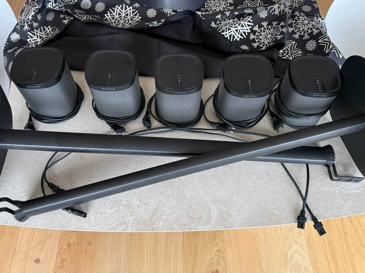 Vends Sonos - 5 enceintes et 2 pieds