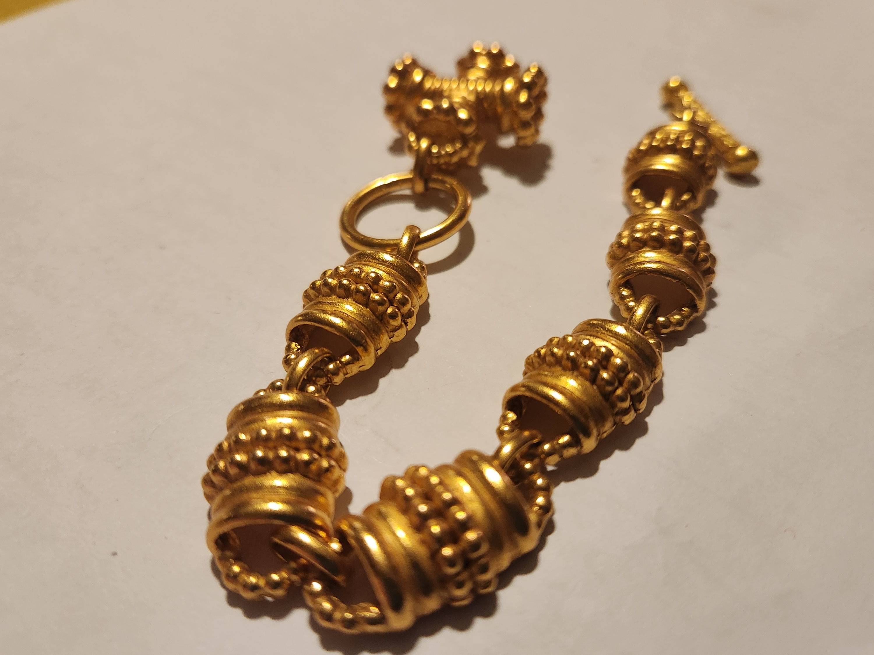 Vends bracelet souple émaillé doré motifs Antigona