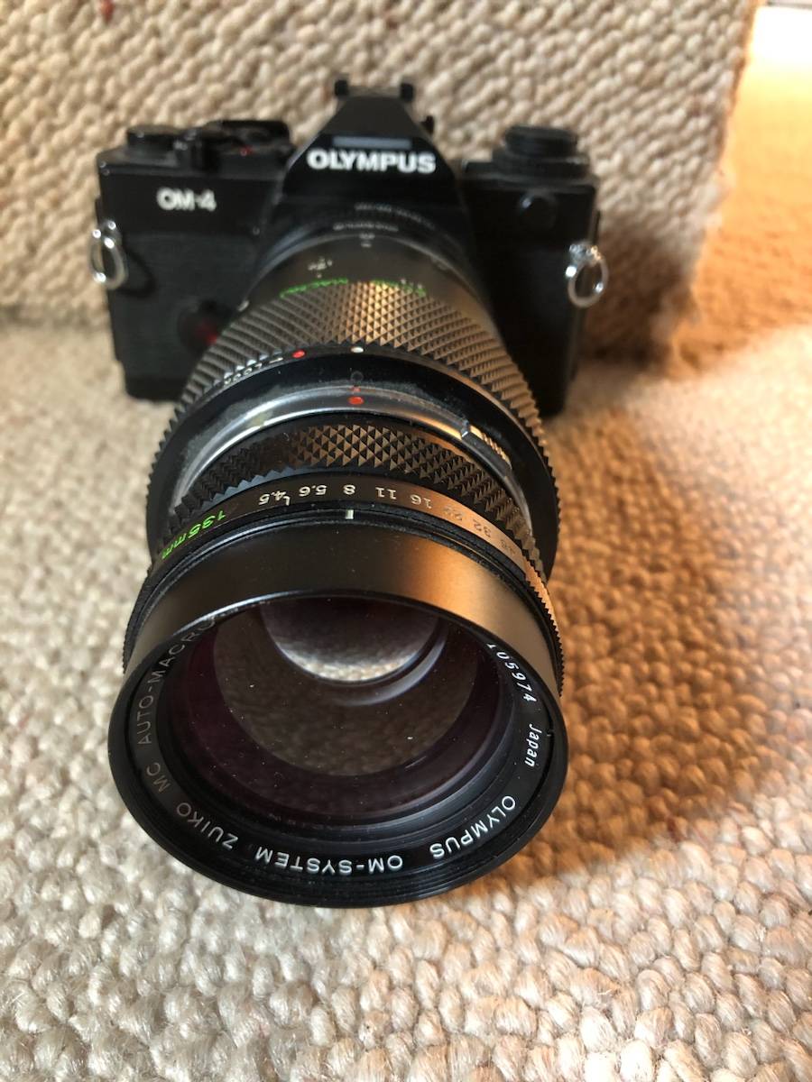Vends appareil photo reflex Olympus OM4 avec objectif macro 135 mm et son flash en excellent état