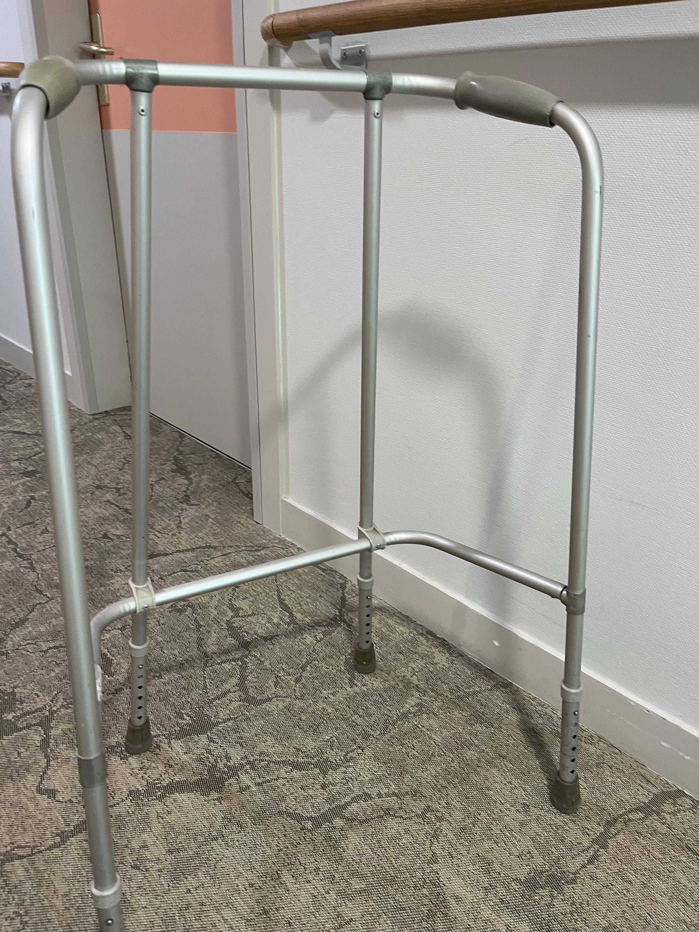 Vends déambulateur fixe réglable