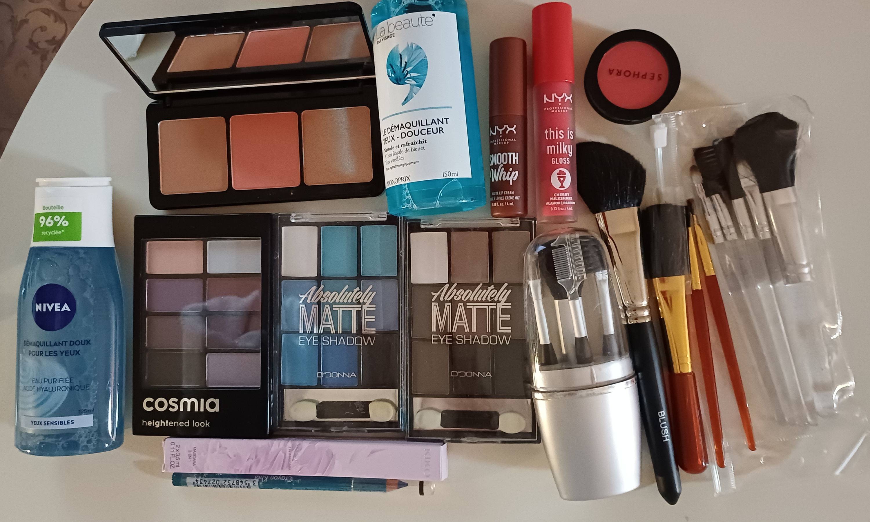 Vends 50 produits neufs : maquillages, pinceaux, vernis, rouges à lèvres et soins des lèvres
