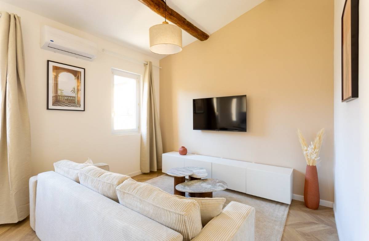 🏡 À Louer – Marseille 13006  (Lodi) ✨ Superbe T2 – 38m² – Dernier étage – Entièrement rénové & meublé