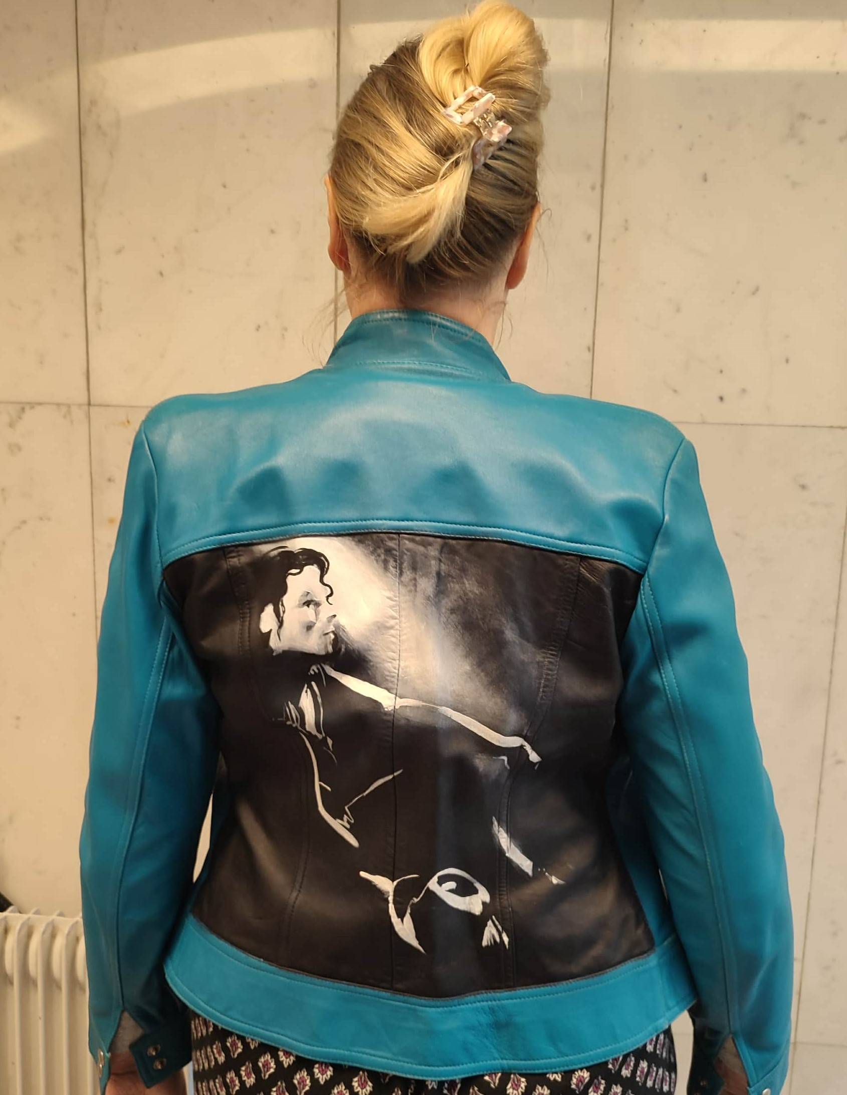 Vends blouson cuir turquoise désignée au dos MJ - Taille XXL