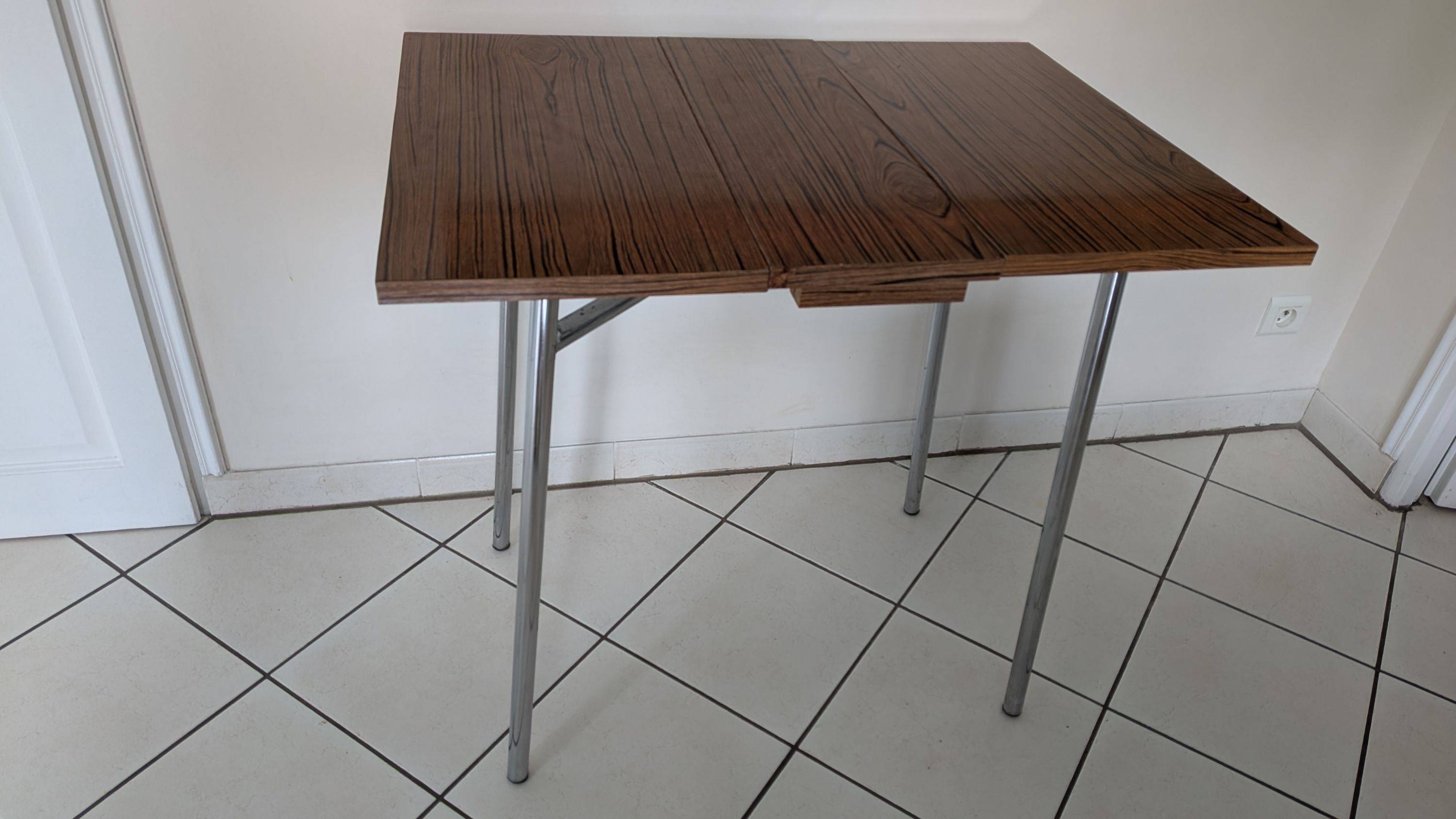 Vends table en formica marron pliable