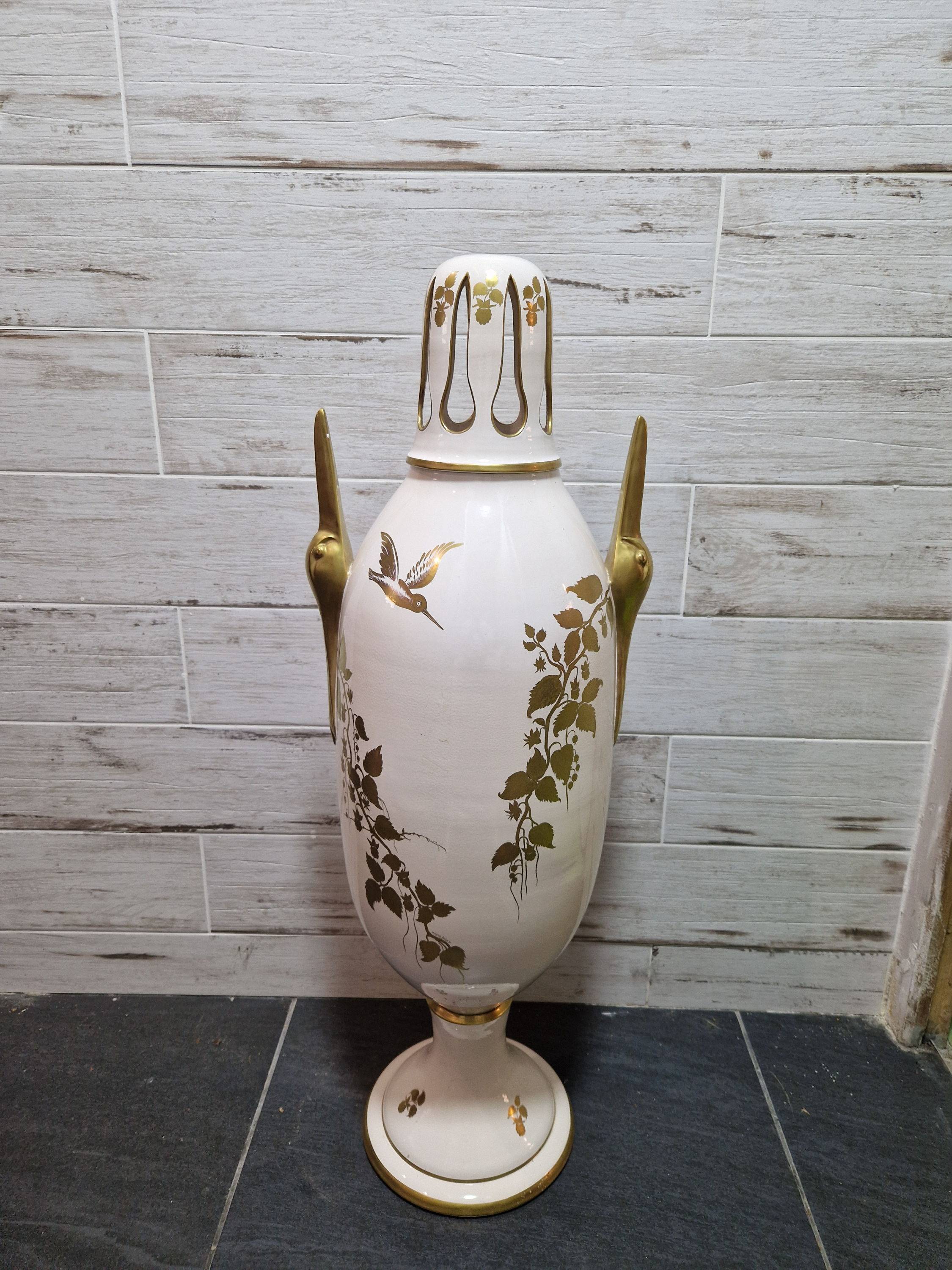 Vends jarre en céramique blanche fabriquée et décorée à la main modèle unique