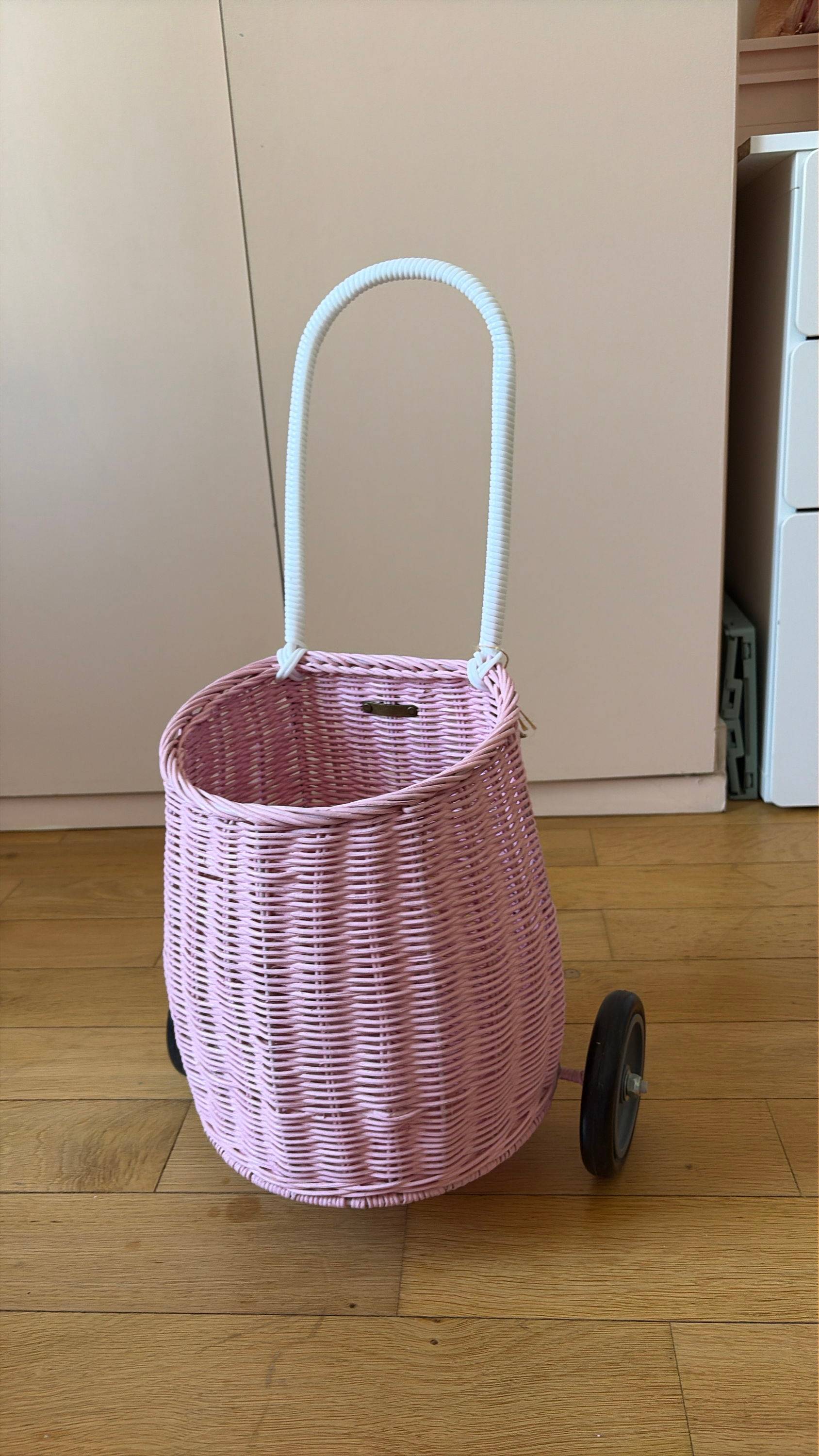 Vends panier à roulettes en rotin rose - Olli Ella - très bon état