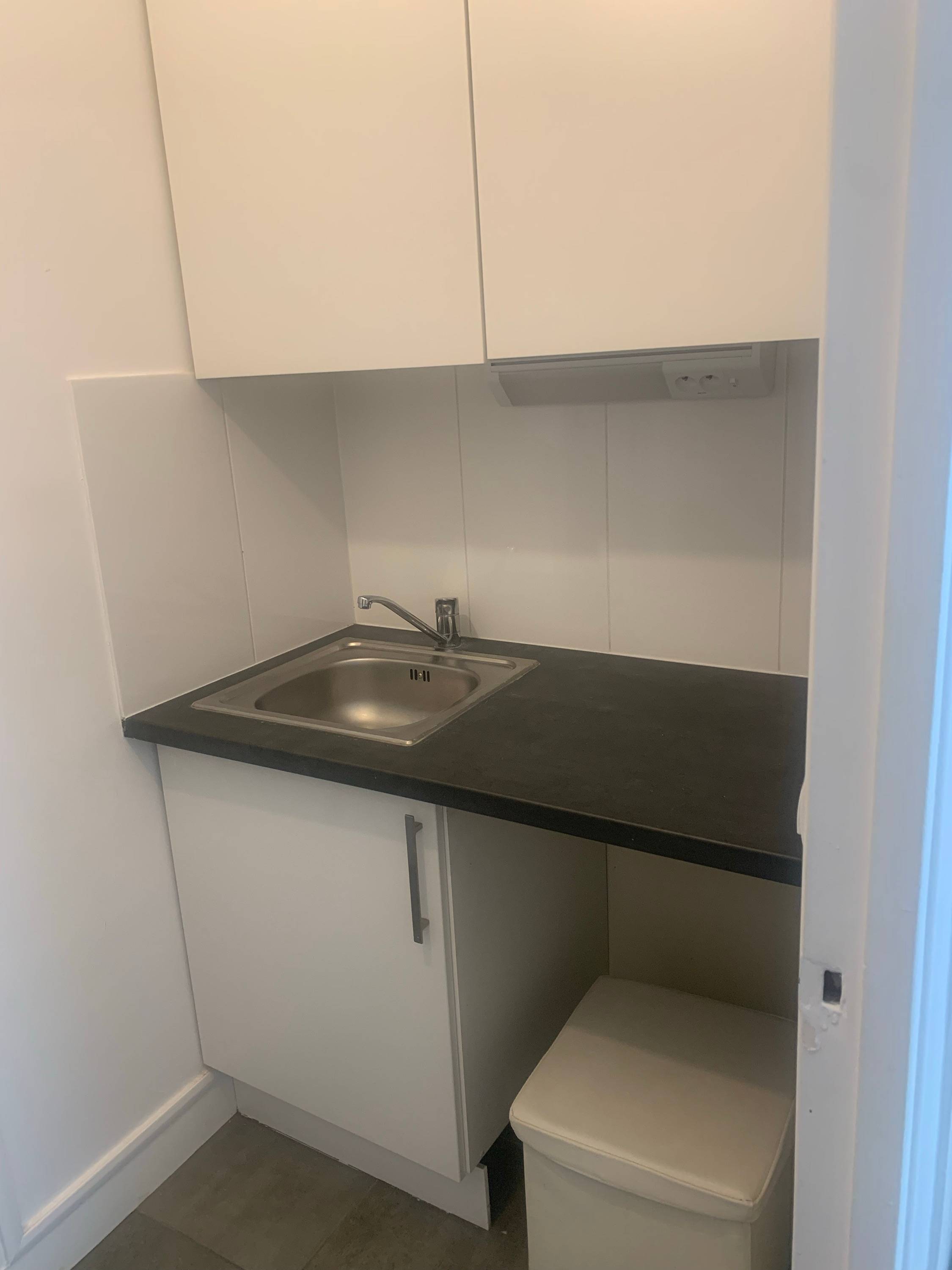 Vends meuble évier, placard, plan de travail et robinetterie comprise