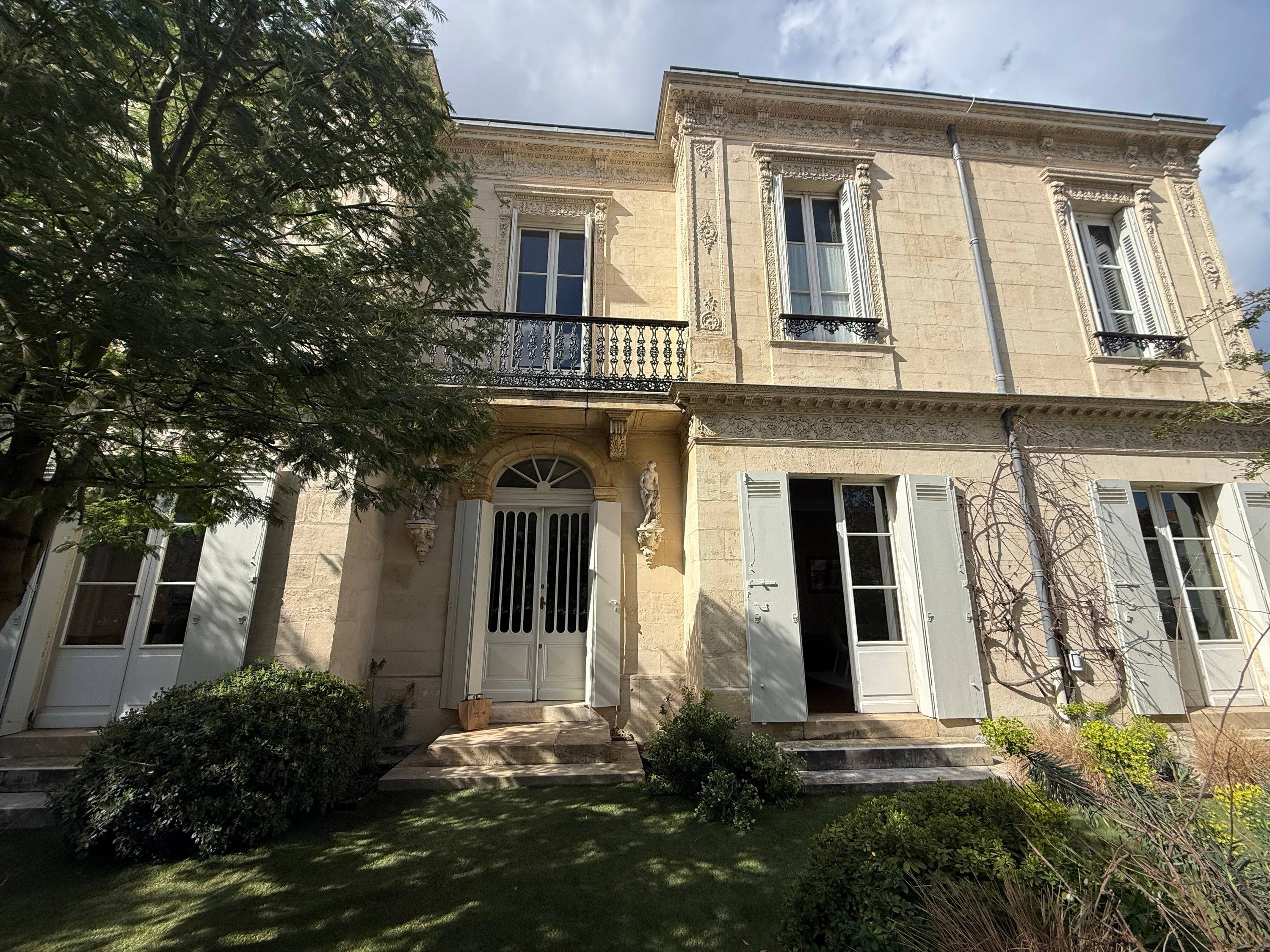 SUBERBE PROPRIETE 18 E CENTRE DE BORDEAUX JARDIN PUBLIC DE TYPE 10 AVEC GARAGES