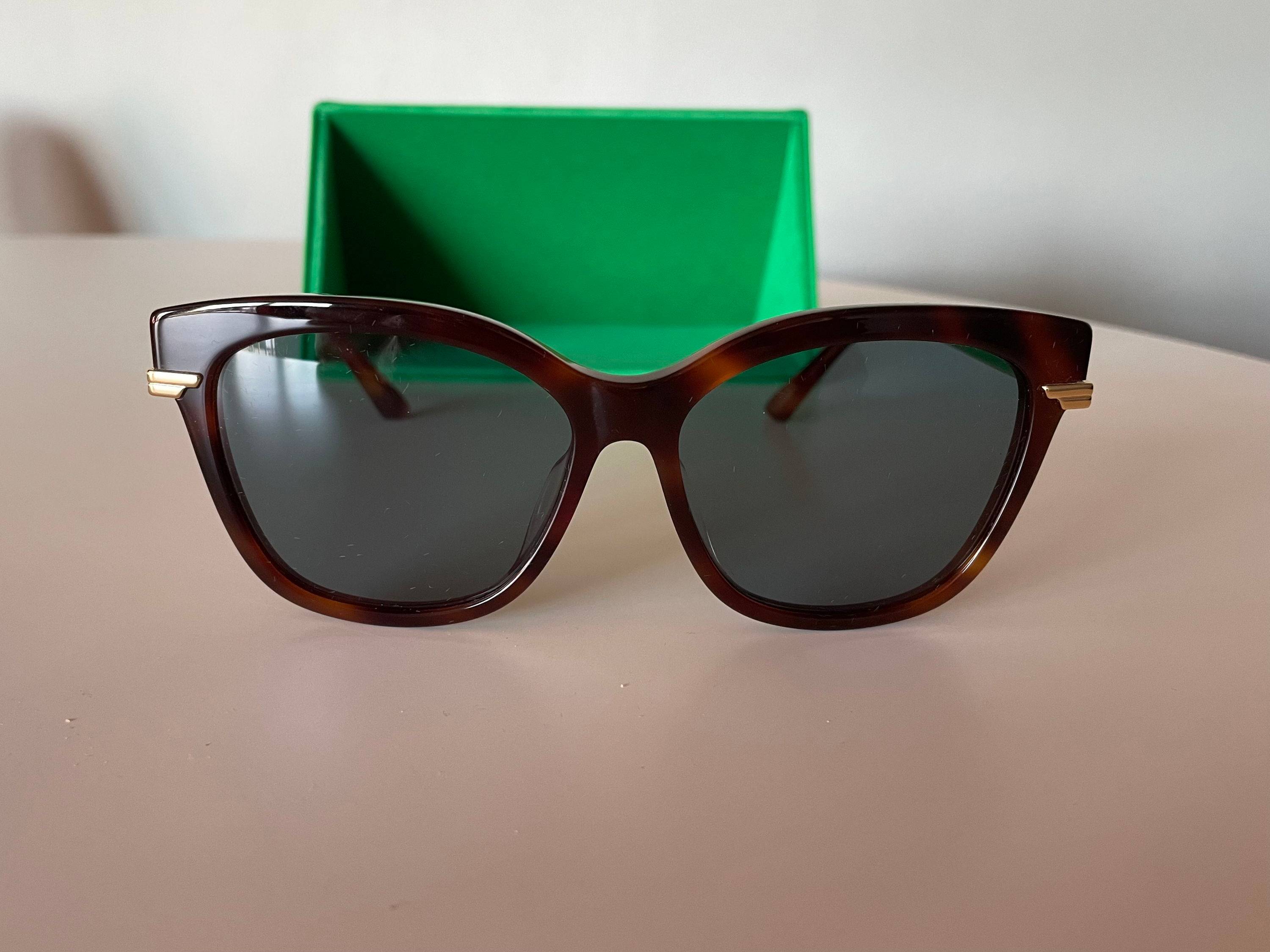 Vends lunettes de soleil femme de la marque Bottega Veneta
