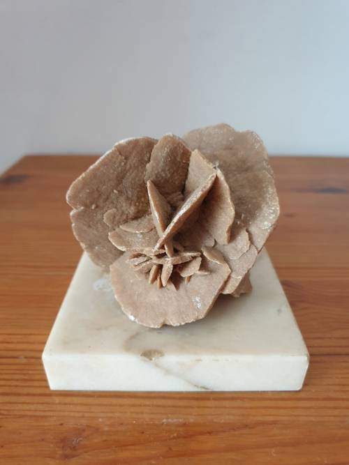 Vends belle rose des sables posée sur socle en marbre blanc 8x9 cm