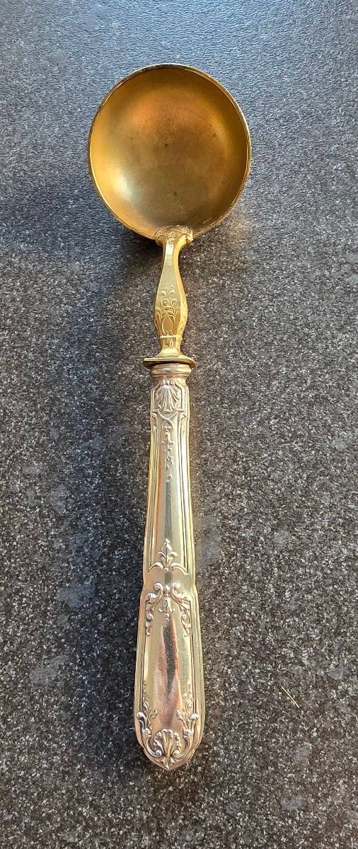 Vends jolie cuillère ciselée en métal argenté et doré