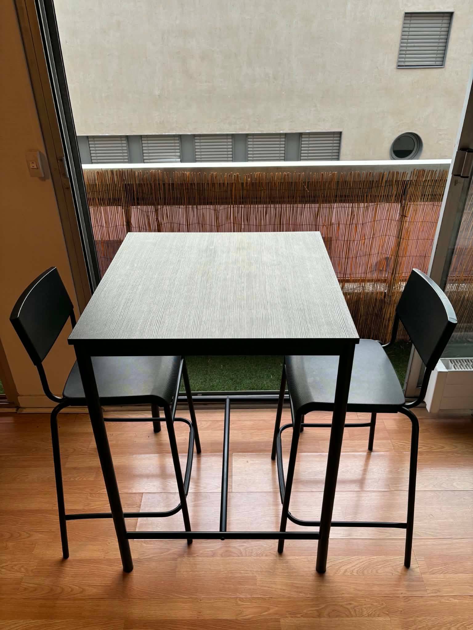 Vends table IKEA + 2 chaises