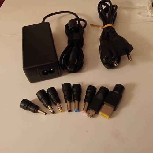 Vends chargeur universel pour ordinateur
