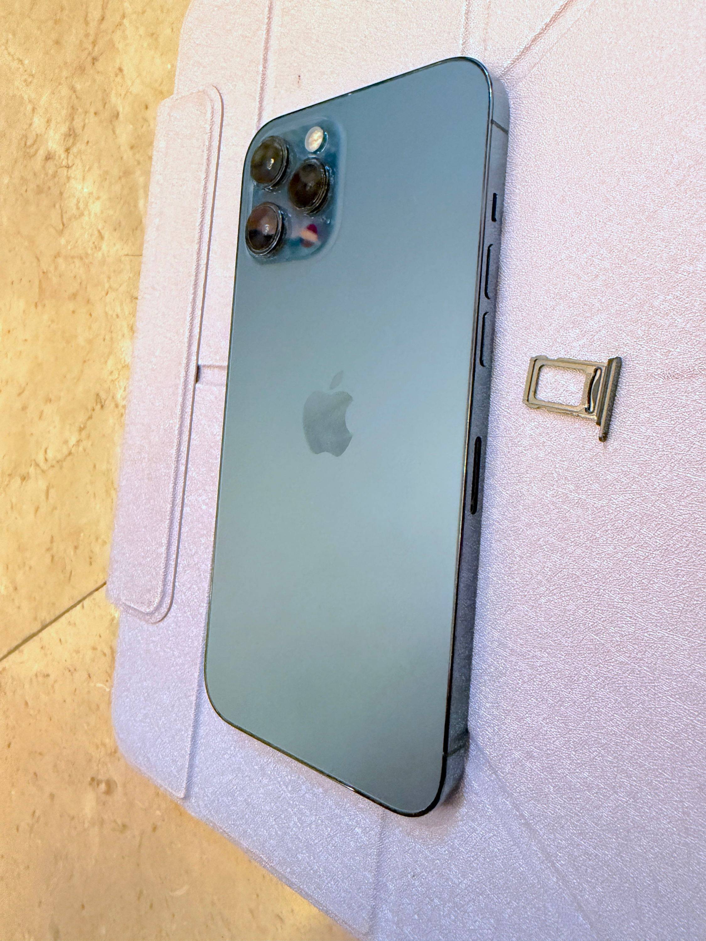 Vends iPhone 12 Pro Max 512 GO - très bon état - double carte-SIM - bleu