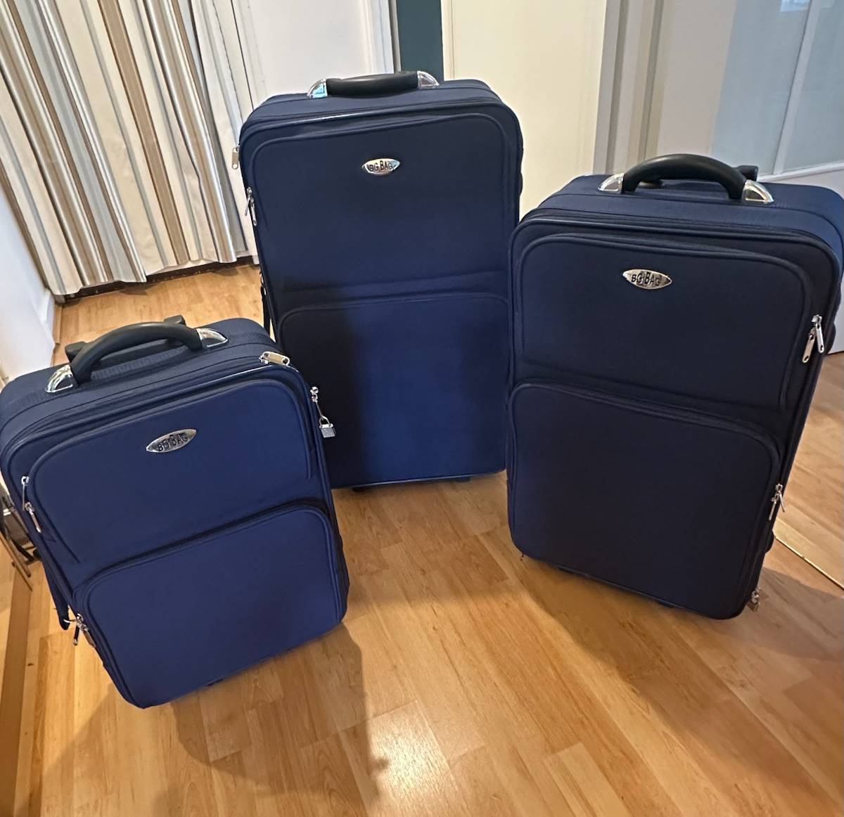 Vends 3 valises rigides revêtement tissu bleu excellent état