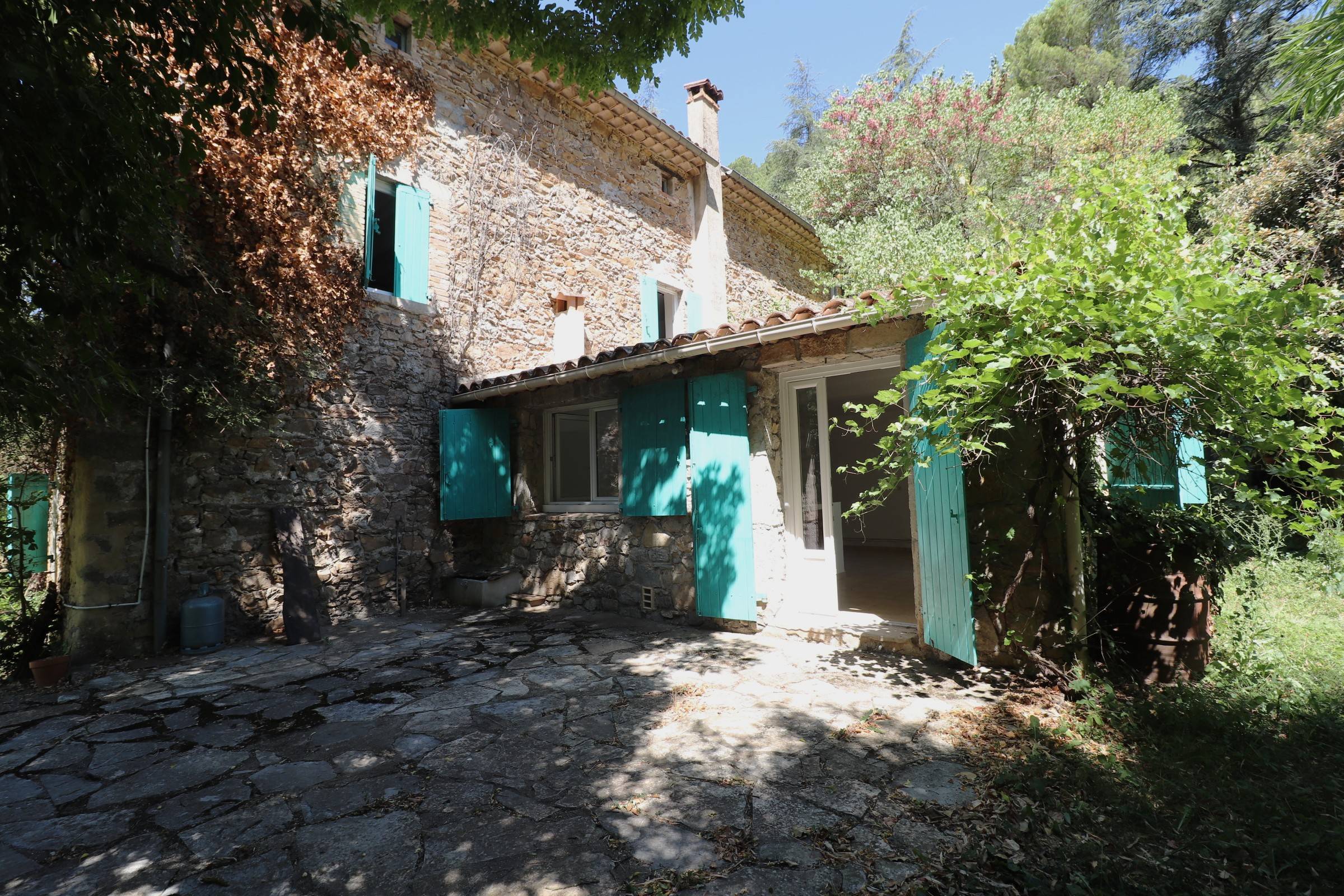Ancienne magnanerie 185m² sur terrain de 9 000m²