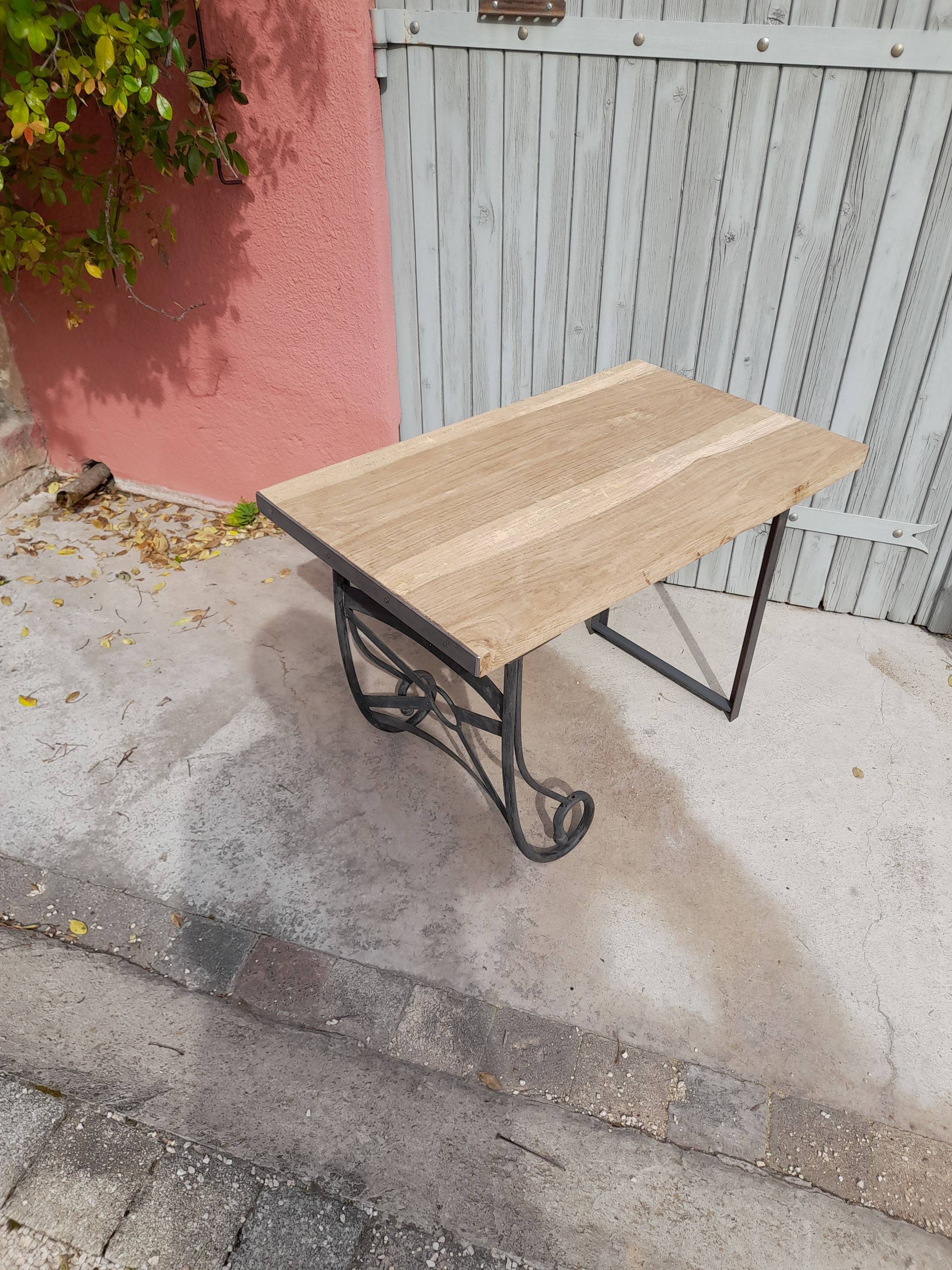 Vends une table basse industrielle "baroque"