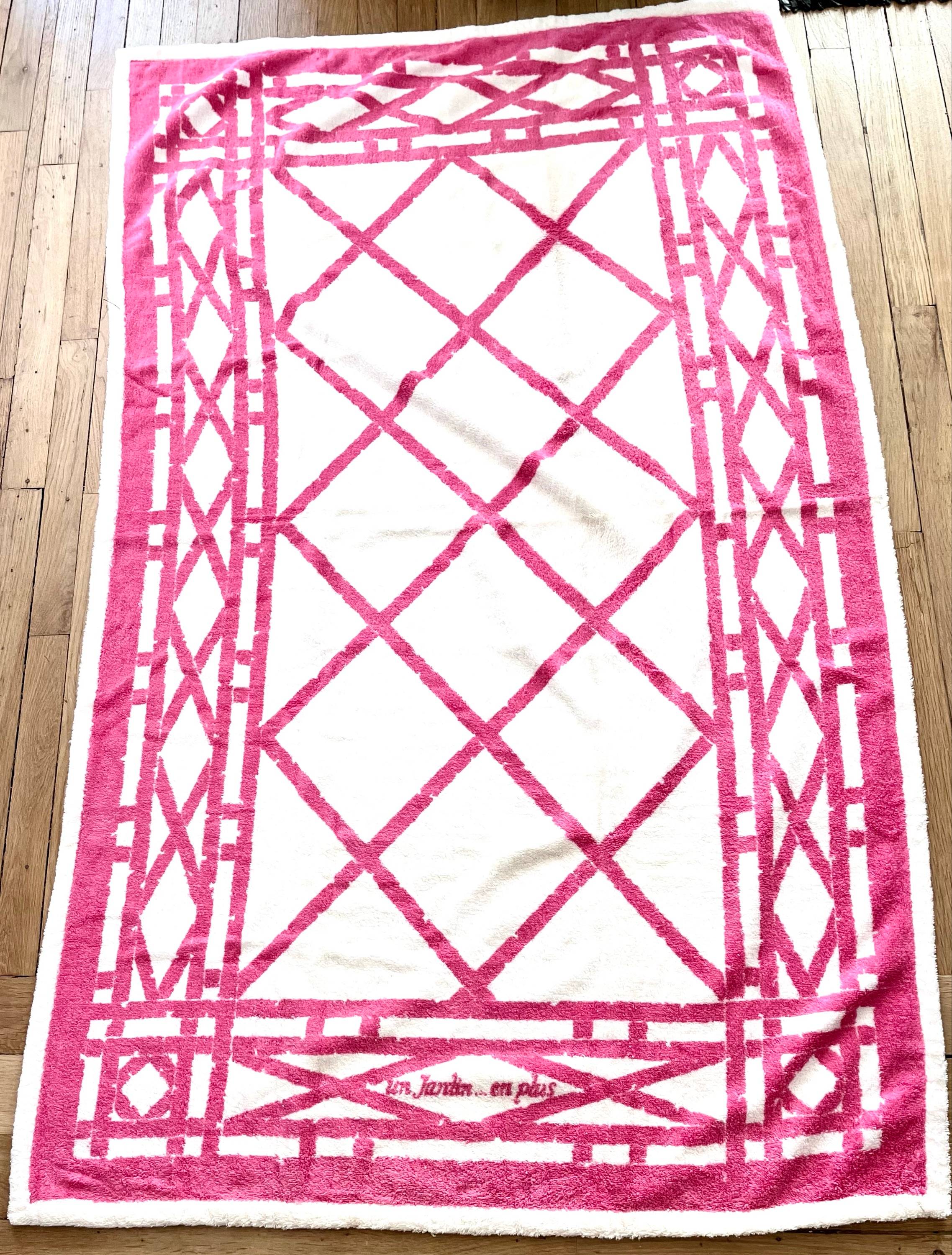 Vends drap de bain Un Jardin en Plus treillage rose fond blanc
